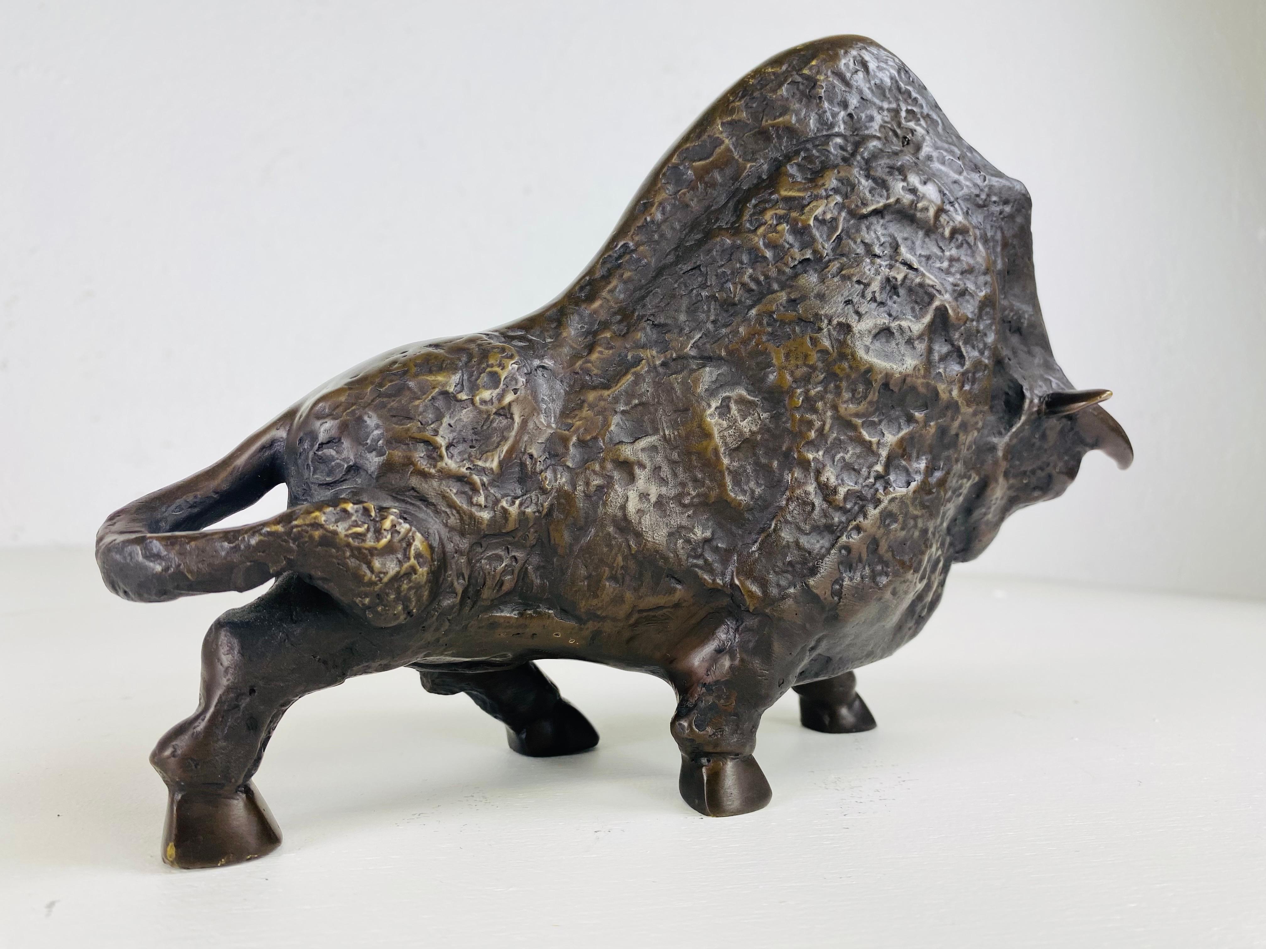 This is an early 20th century bronze sculpture of a bull. This antique sculpture has a dark bronze Amber patina to the surface. The dynamic sculpture is a bull before charging. This continental sculpture was made in Spain circa 1920.