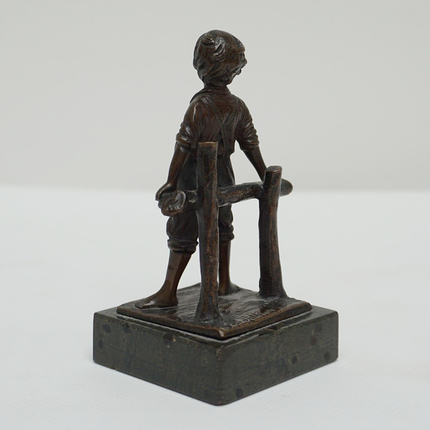 Français Sculpture en bronze du début du 20e siècle représentant un jeune garçon Circa 1910 en vente