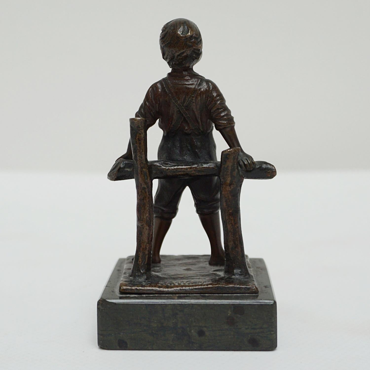 Sculpture en bronze du début du 20e siècle représentant un jeune garçon Circa 1910 Bon état - En vente à Forest Row, East Sussex