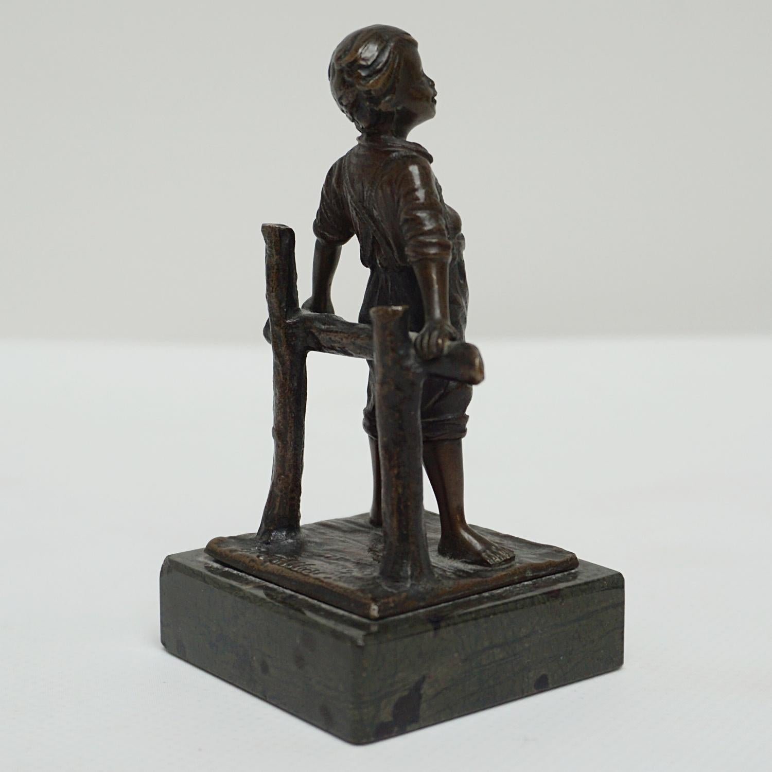 20ième siècle Sculpture en bronze du début du 20e siècle représentant un jeune garçon Circa 1910 en vente