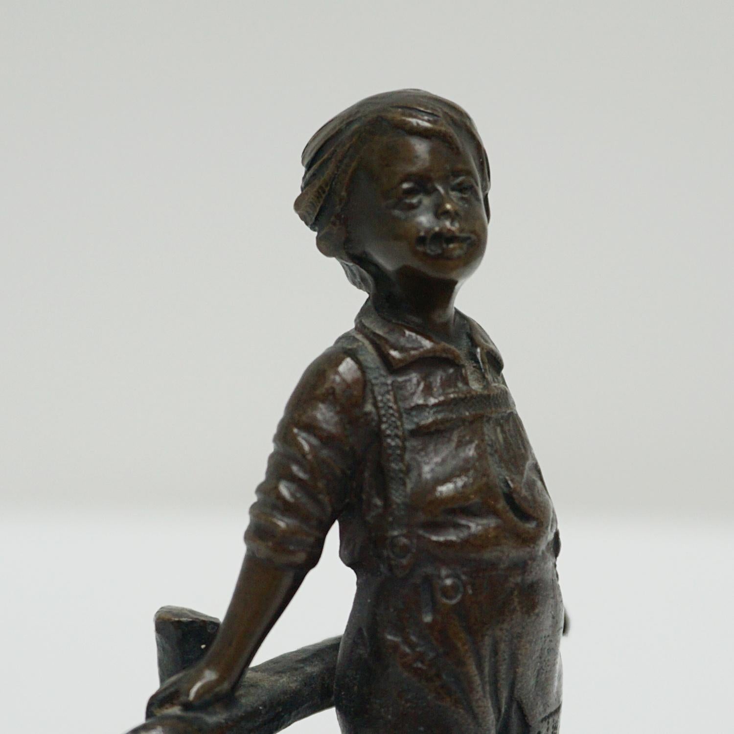 Sculpture en bronze du début du 20e siècle représentant un jeune garçon Circa 1910 en vente 1