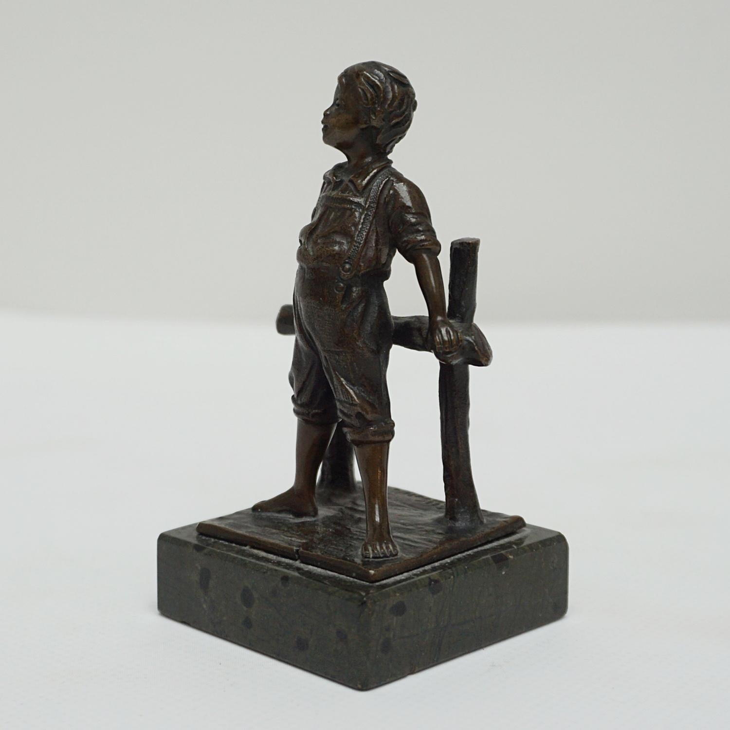 Sculpture en bronze du début du 20e siècle représentant un jeune garçon Circa 1910 en vente 2