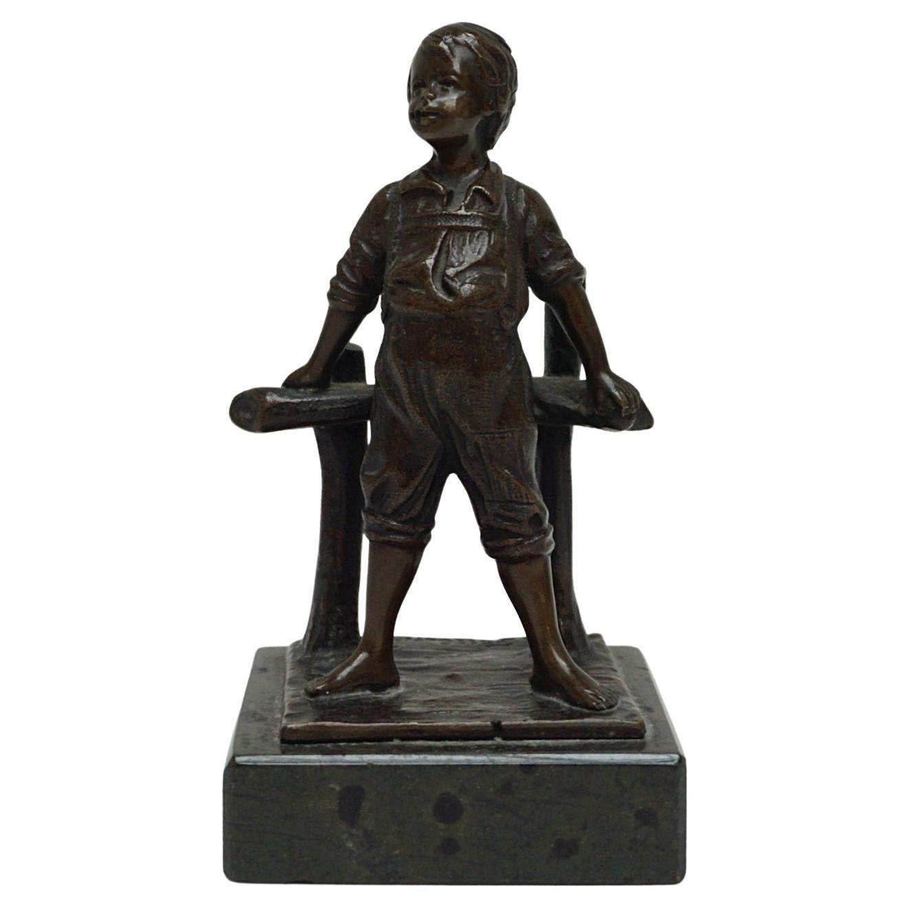 Sculpture en bronze du début du 20e siècle représentant un jeune garçon Circa 1910 en vente