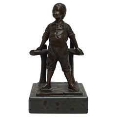 Sculpture en bronze du début du 20e siècle représentant un jeune garçon Circa 1910