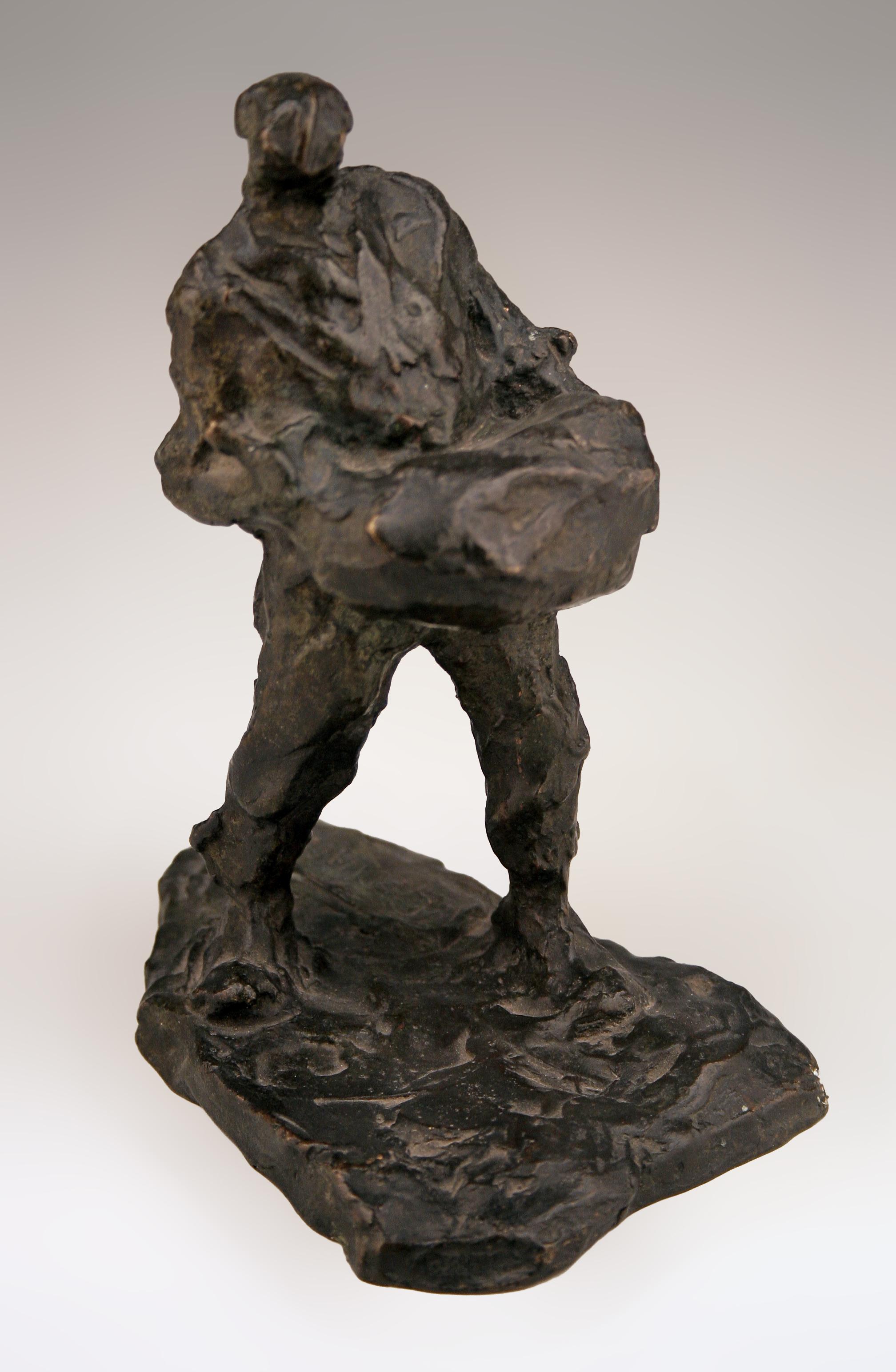 Bronzeskulptur eines transportierenden Mannes aus dem frühen 20. Jahrhundert des belgischen Bildhauers Demanet (Expressionismus) im Angebot