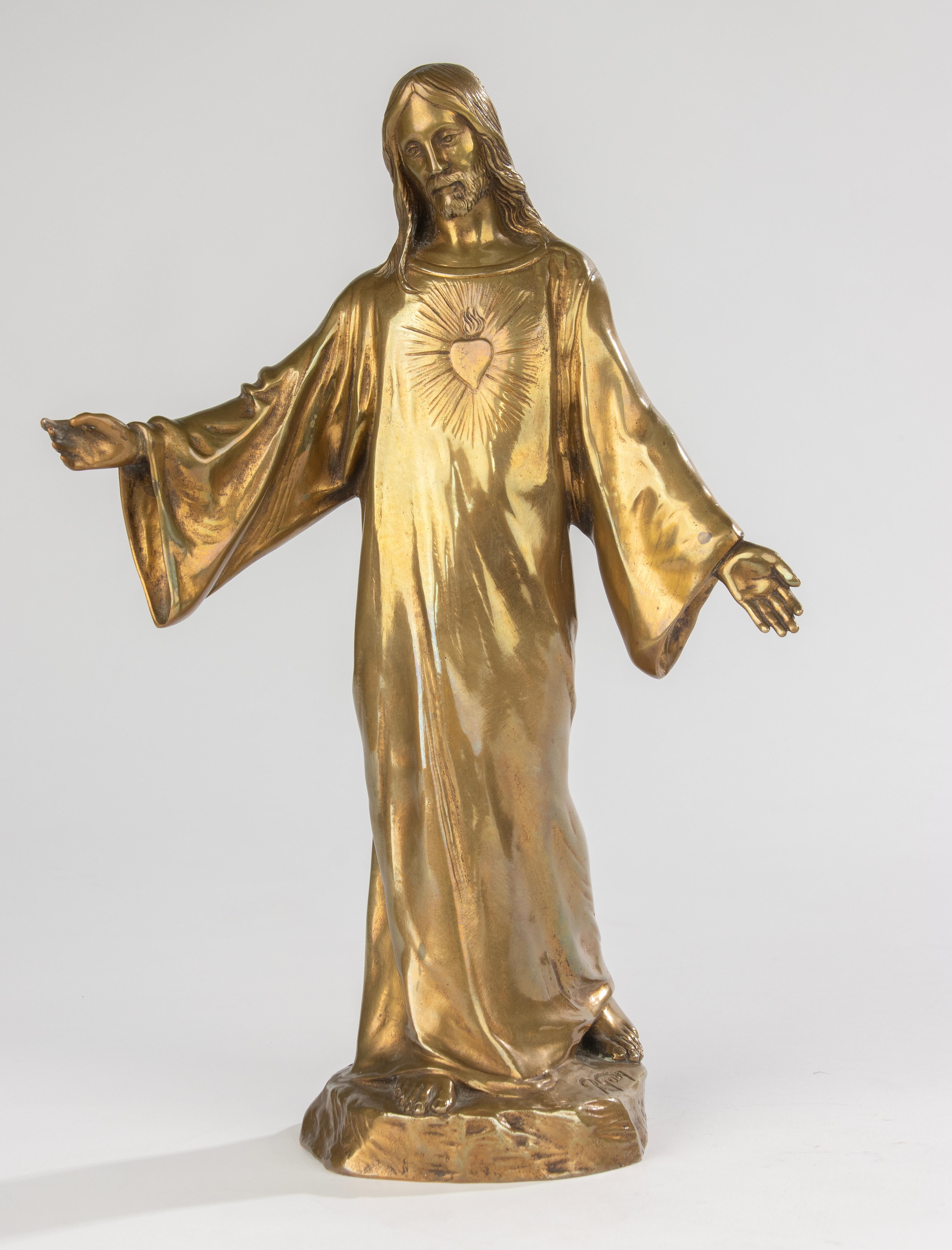Sculpture en bronze finement exécutée par l'artiste français Paul Gasq (1860-1944), représentant la Bénédiction du Christ. Le personnage de Jésus se tient debout, les bras ouverts, et rayonne de sérénité et de dévotion. Le bronze présente une patine