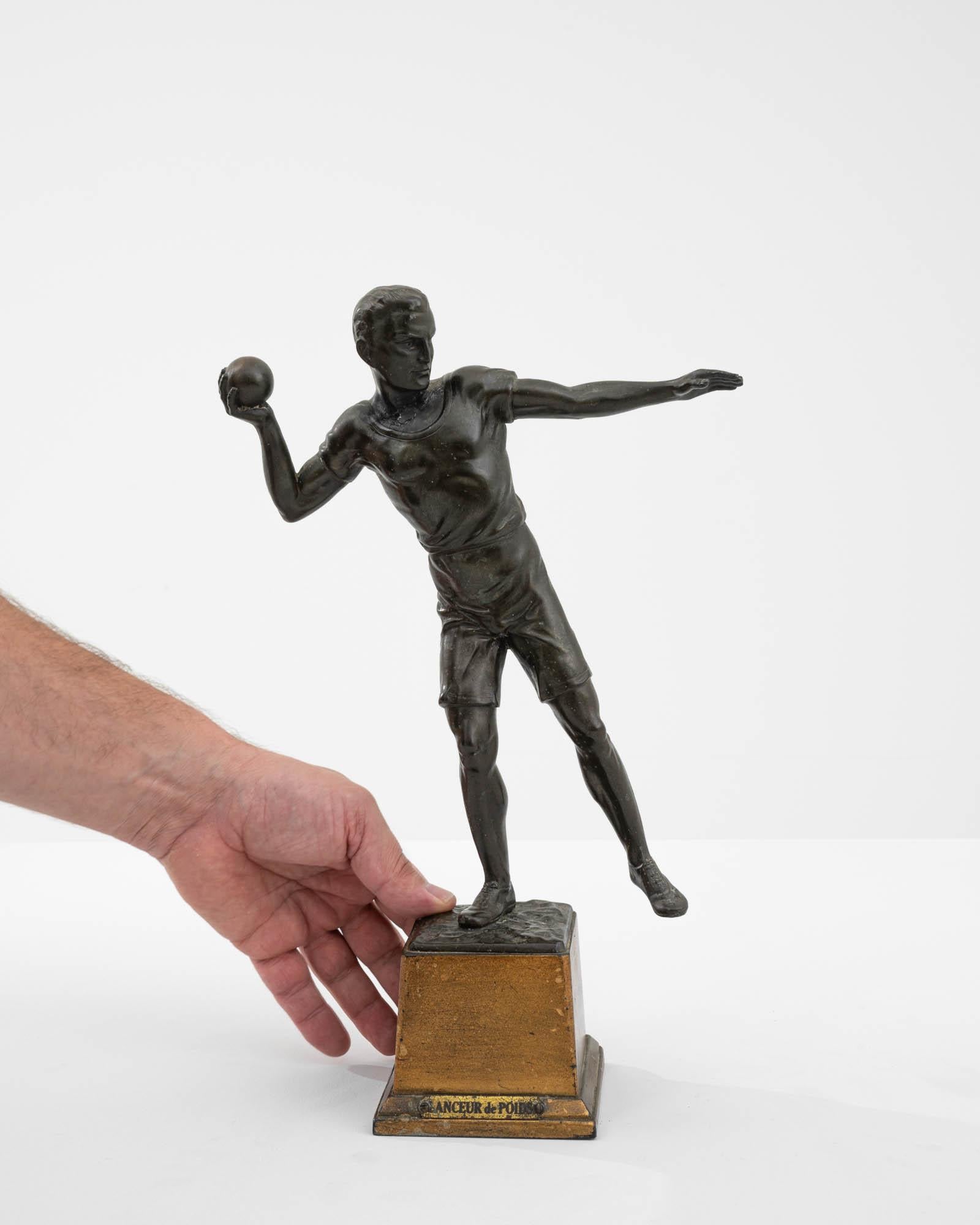 Provincial français Sculpture de lanceur de poids en bronze du début du 20e siècle en vente