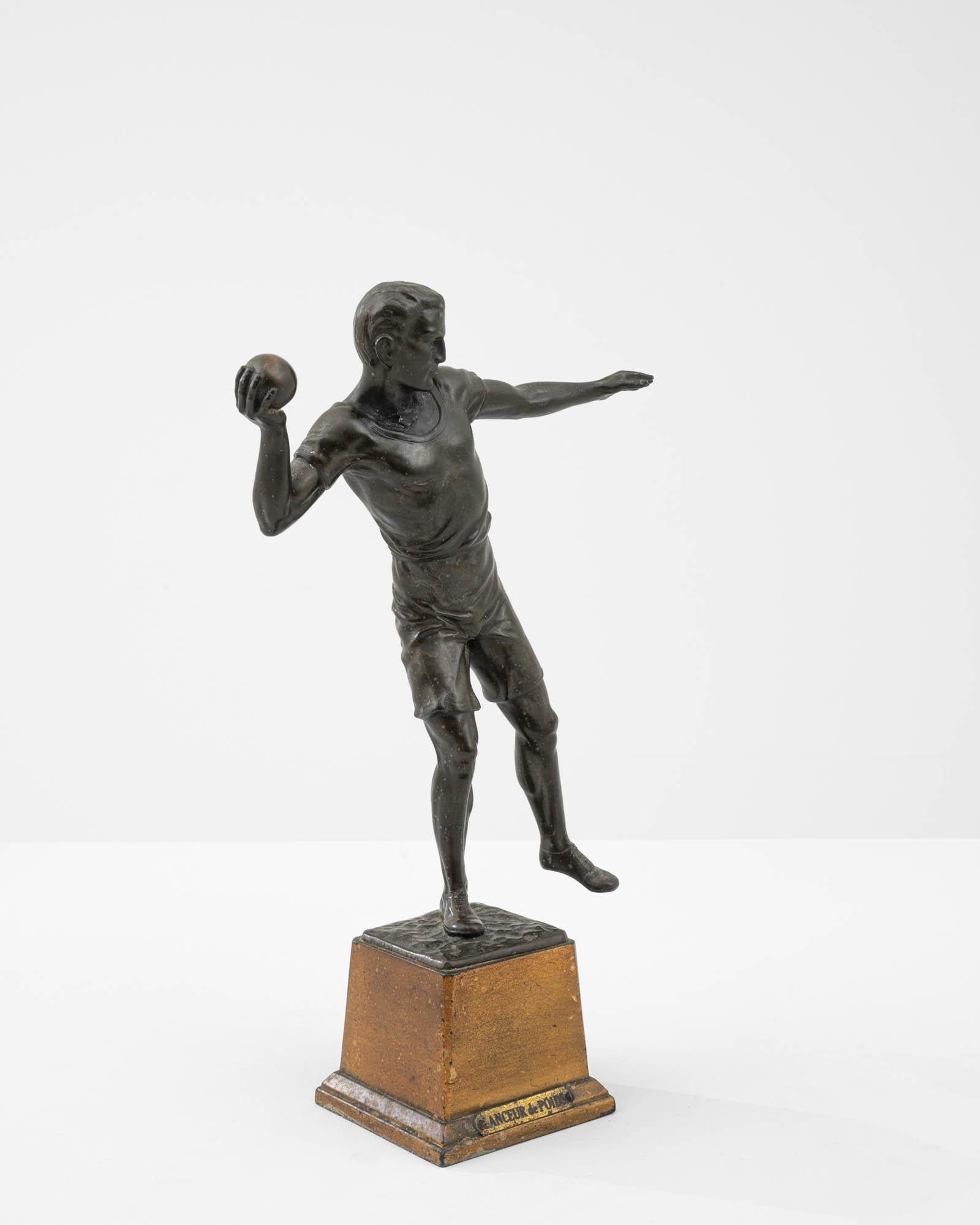 Français Sculpture de lanceur de poids en bronze du début du 20e siècle en vente