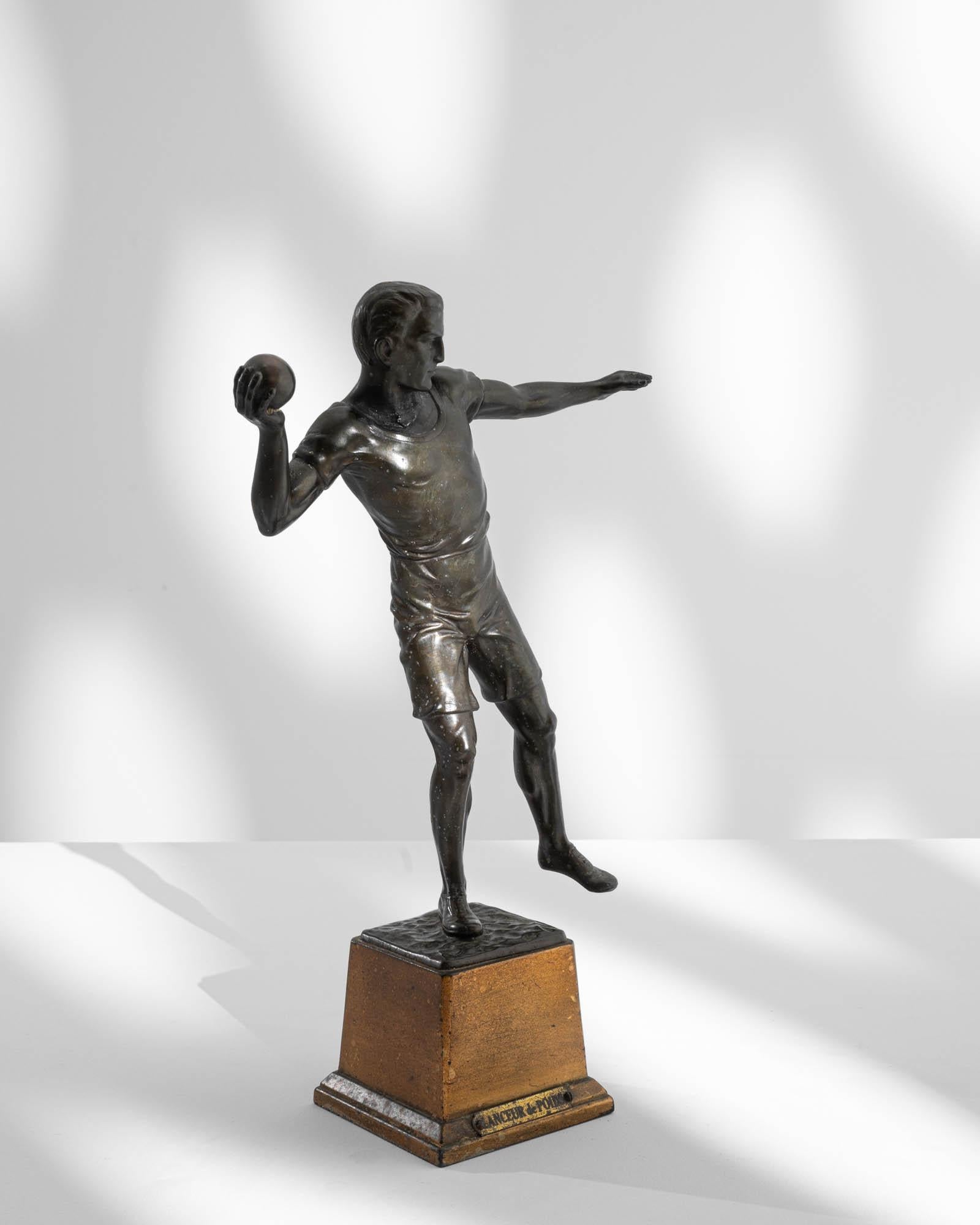 20ième siècle Sculpture de lanceur de poids en bronze du début du 20e siècle en vente