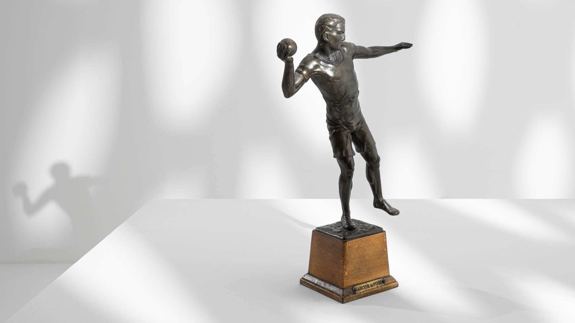 Bronze Sculpture de lanceur de poids en bronze du début du 20e siècle en vente