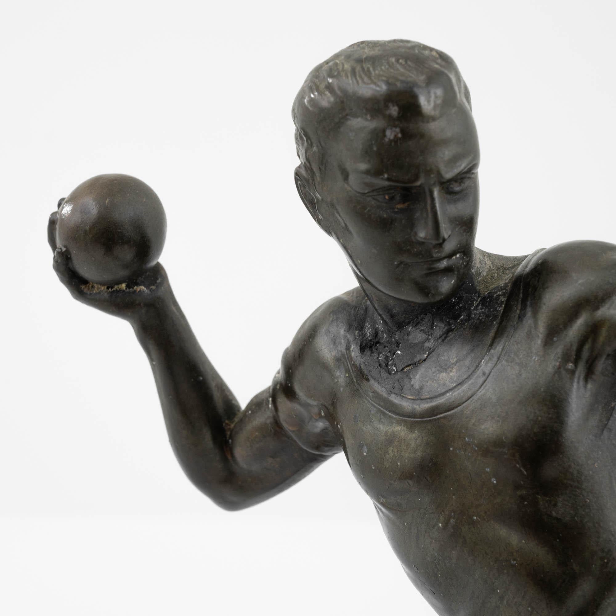 Sculpture de lanceur de poids en bronze du début du 20e siècle en vente 1