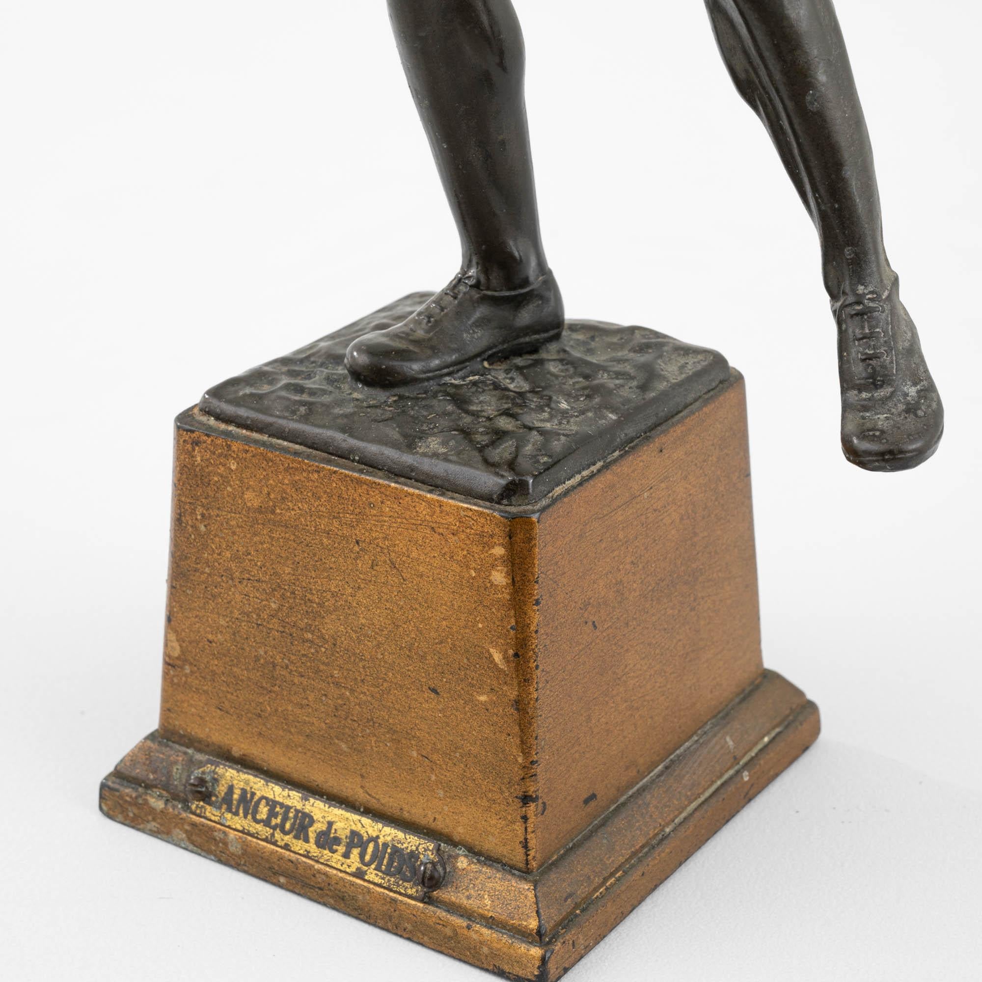 Sculpture de lanceur de poids en bronze du début du 20e siècle en vente 2