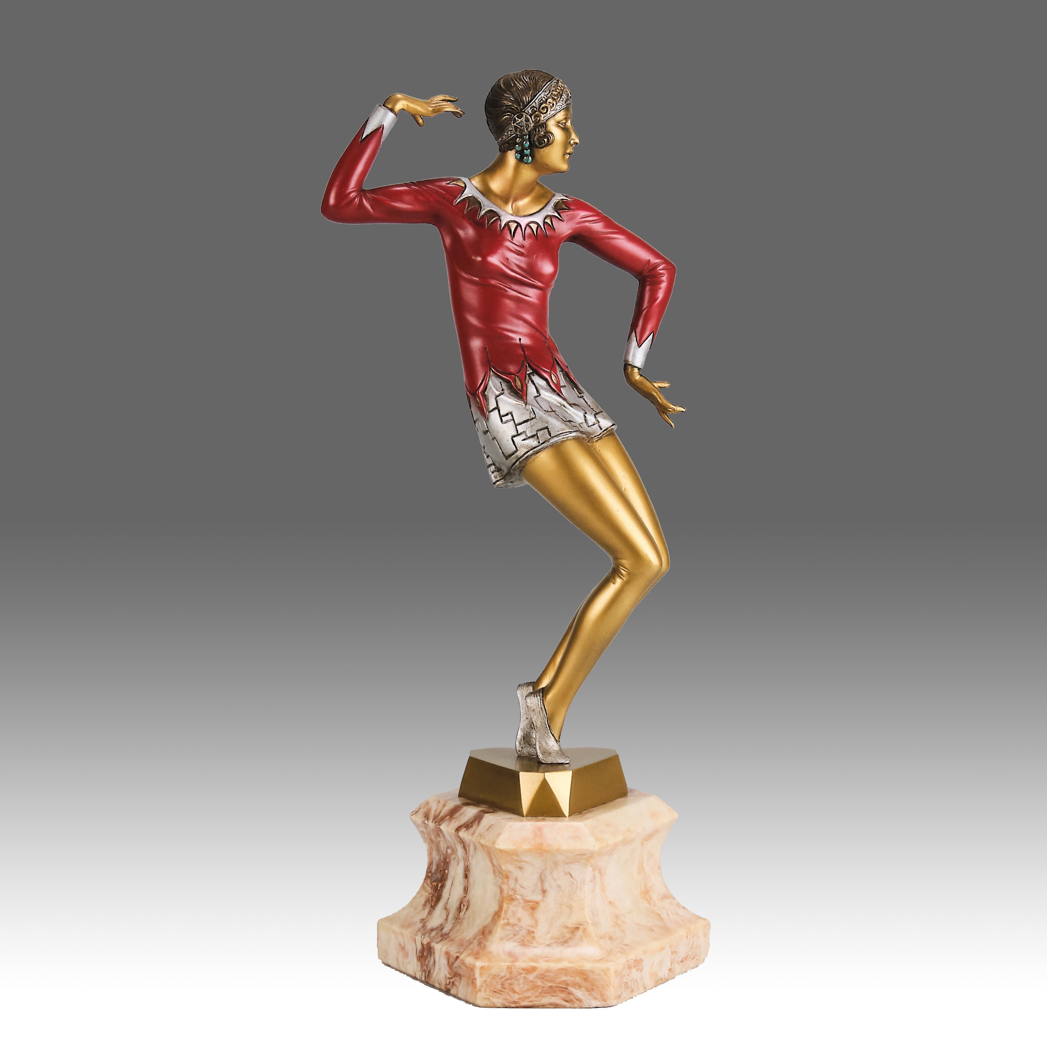 Una straordinaria figura in bronzo Art Deco dipinta a freddo, dorata e smaltata, raffigurante una bella e giovane ballerina in posa stilizzata con indosso un abito da 