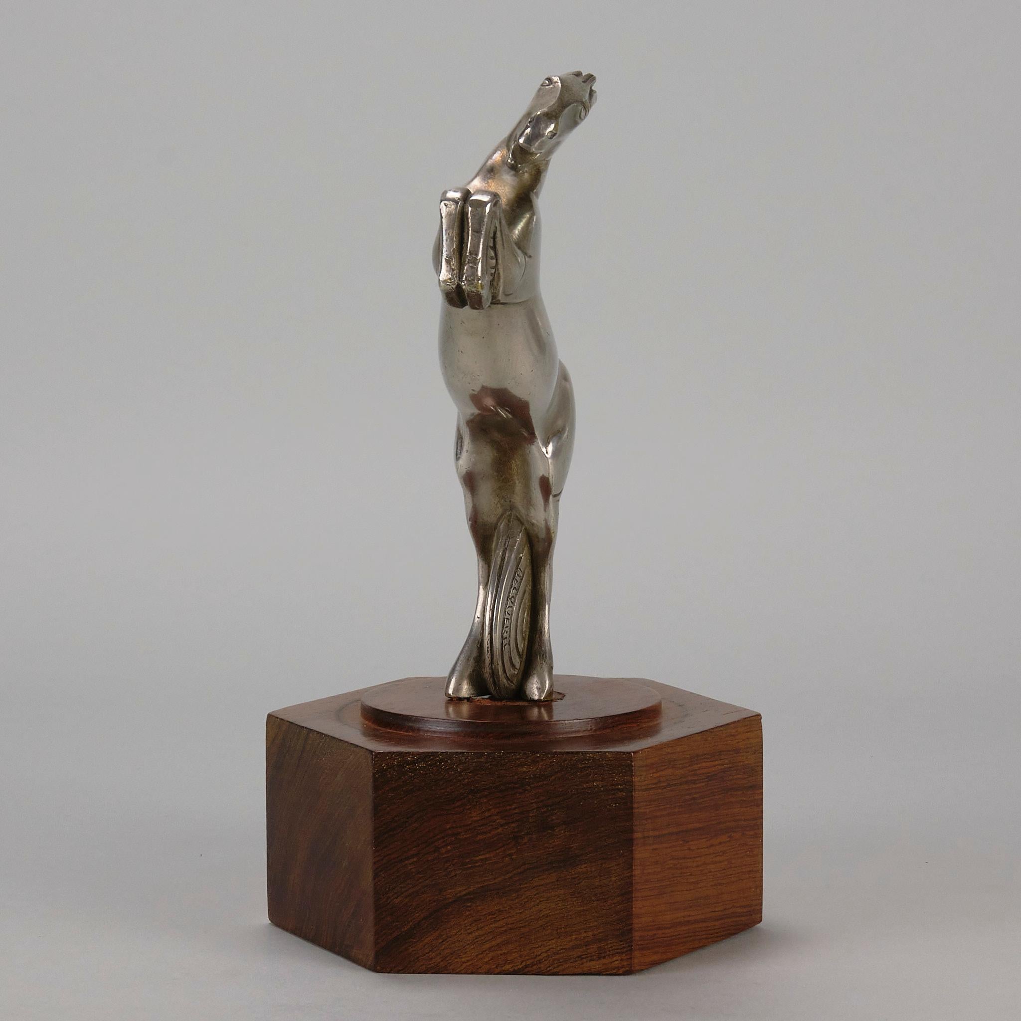 Magnifique mascotte de voiture Art déco en bronze argenté du début du 20e siècle, représentant un cheval stylisé en train de se cabrer. Le bronze présente d'excellents détails de surface finis à la main et une belle couleur, reposant sur une base en