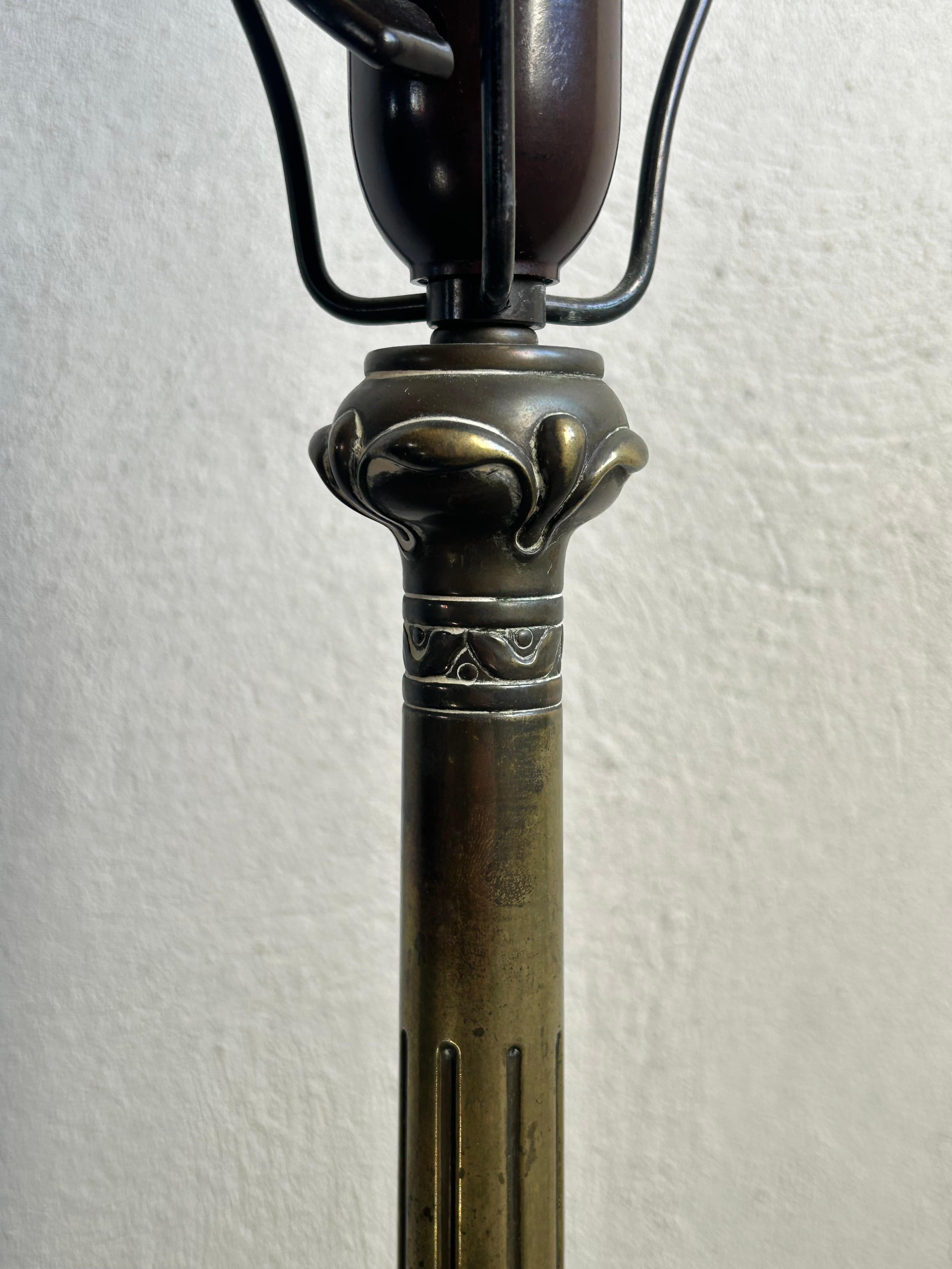 Rare lampe de table en bronze conçue par le célèbre artiste et designer danois Thorvald Bindesbøll (1846-1908). La lampe présente une base colonnaire finement moulée avec des bandes décoratives caractéristiques et une tige subtilement cannelée, le
