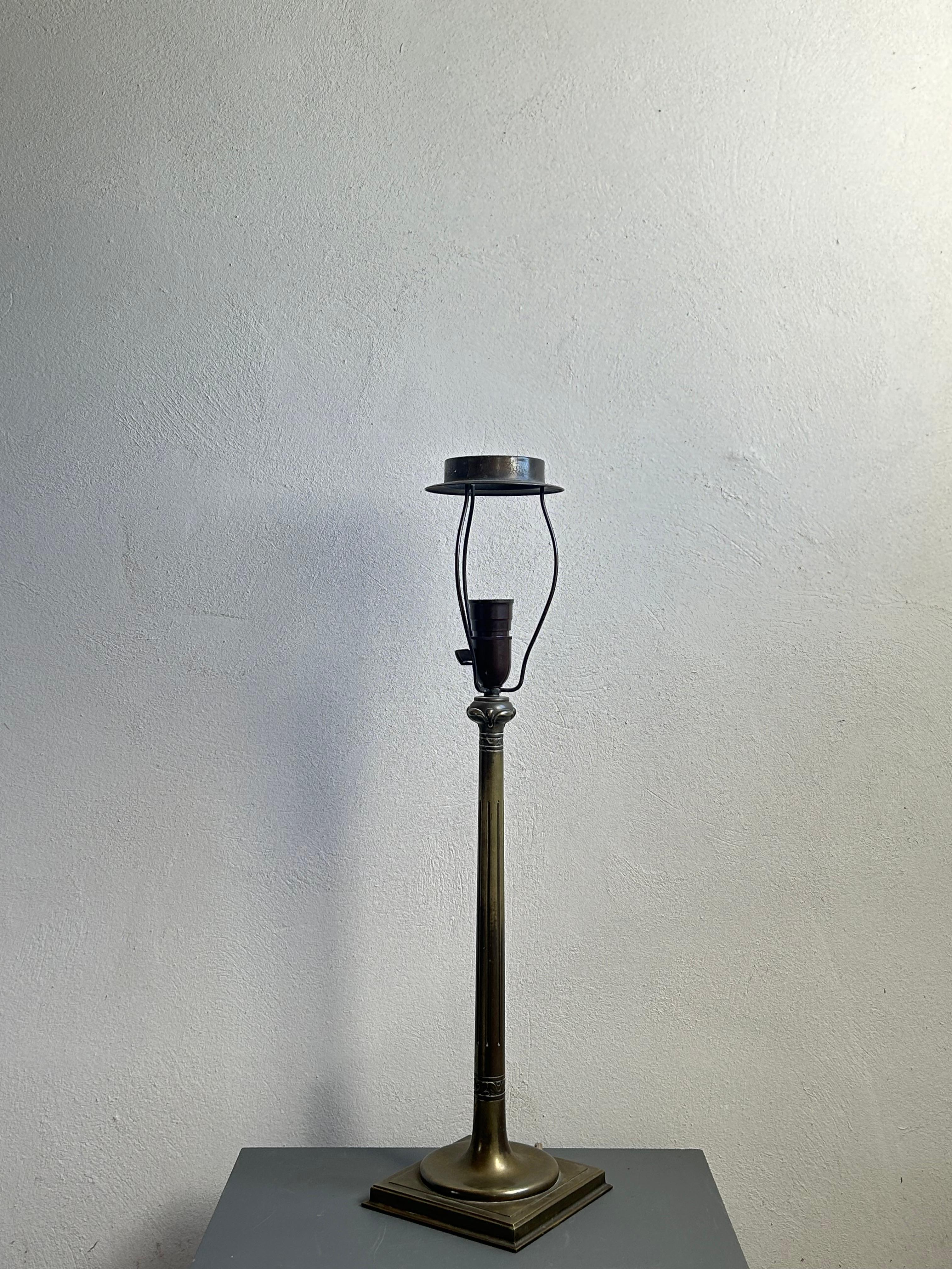 Lampe de table en bronze du début du XXe siècle par Thorvald Bindesbøll, Danemark Bon état - En vente à Valby, 84