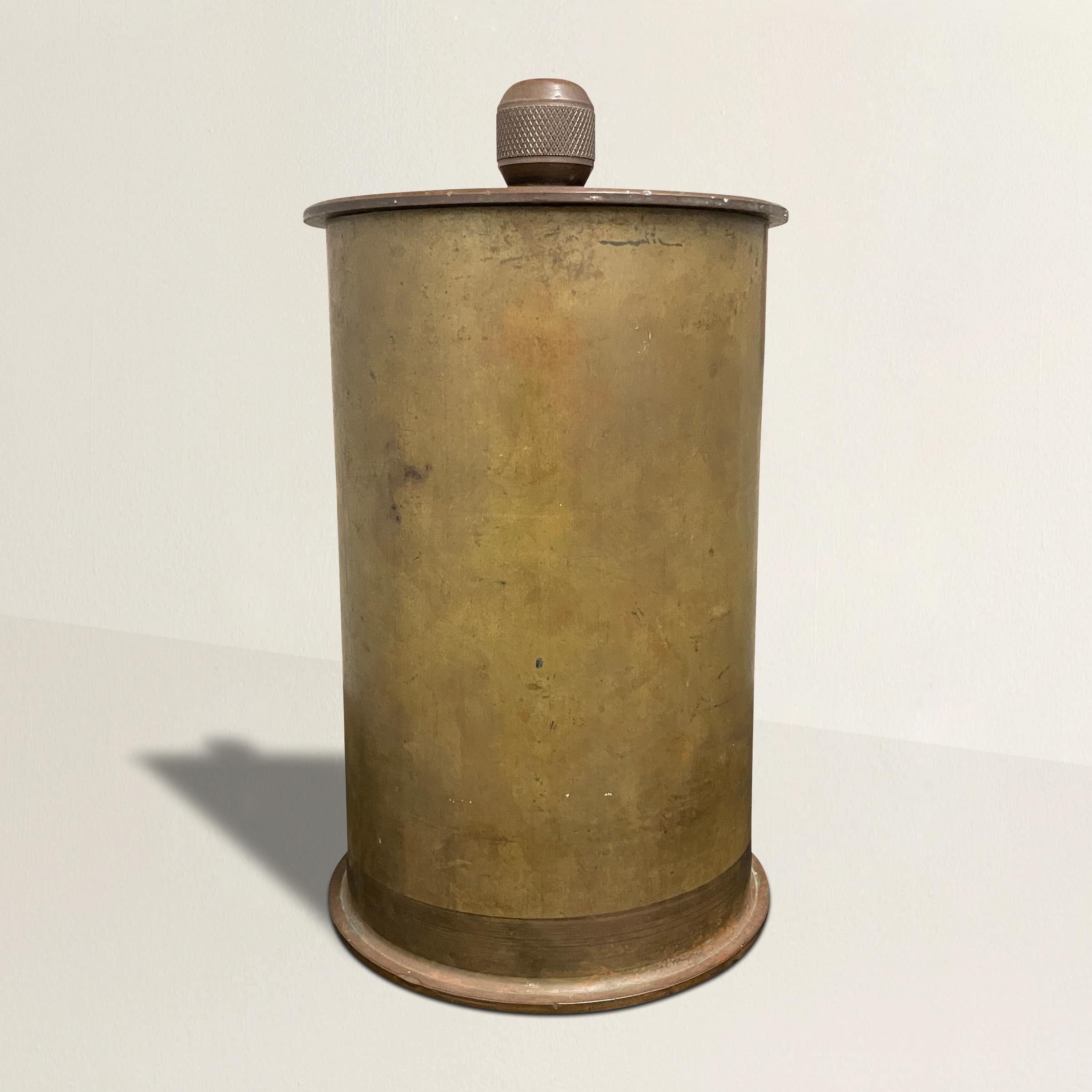 Une incroyable banque en bronze de l'art des tranchées américain du début du 20e siècle, fabriquée à partir d'une douille d'obus d'artillerie usagée, avec un couvercle doté d'un lourd bouton moleté.