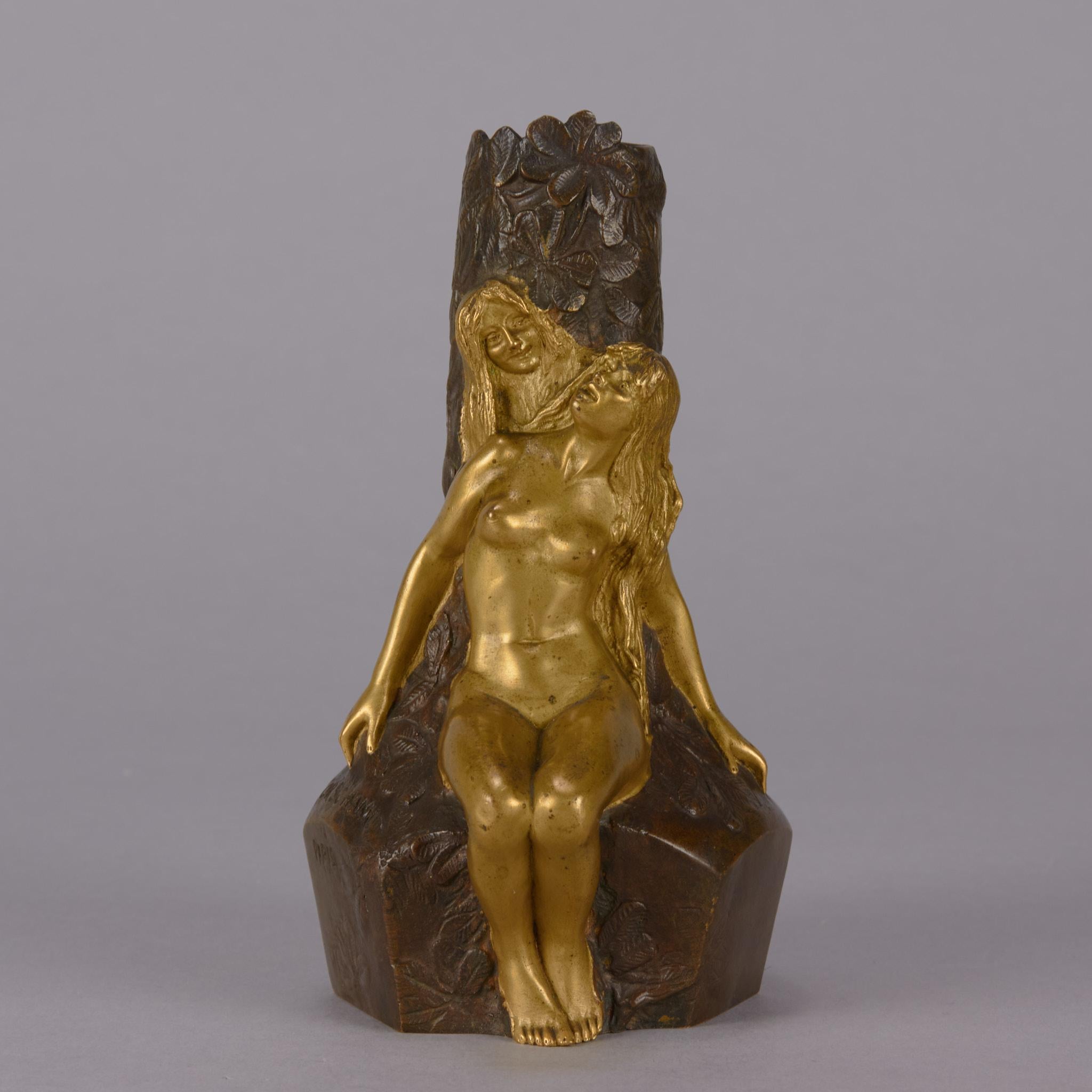 Un très beau vase en bronze Art Nouveau de la fin du 19ème siècle décoré de deux figures féminines en bronze doré assises sur une souche d'arbre. La surface du vase avec d'excellents détails et une couleur très fine, signé Korschann et avec la