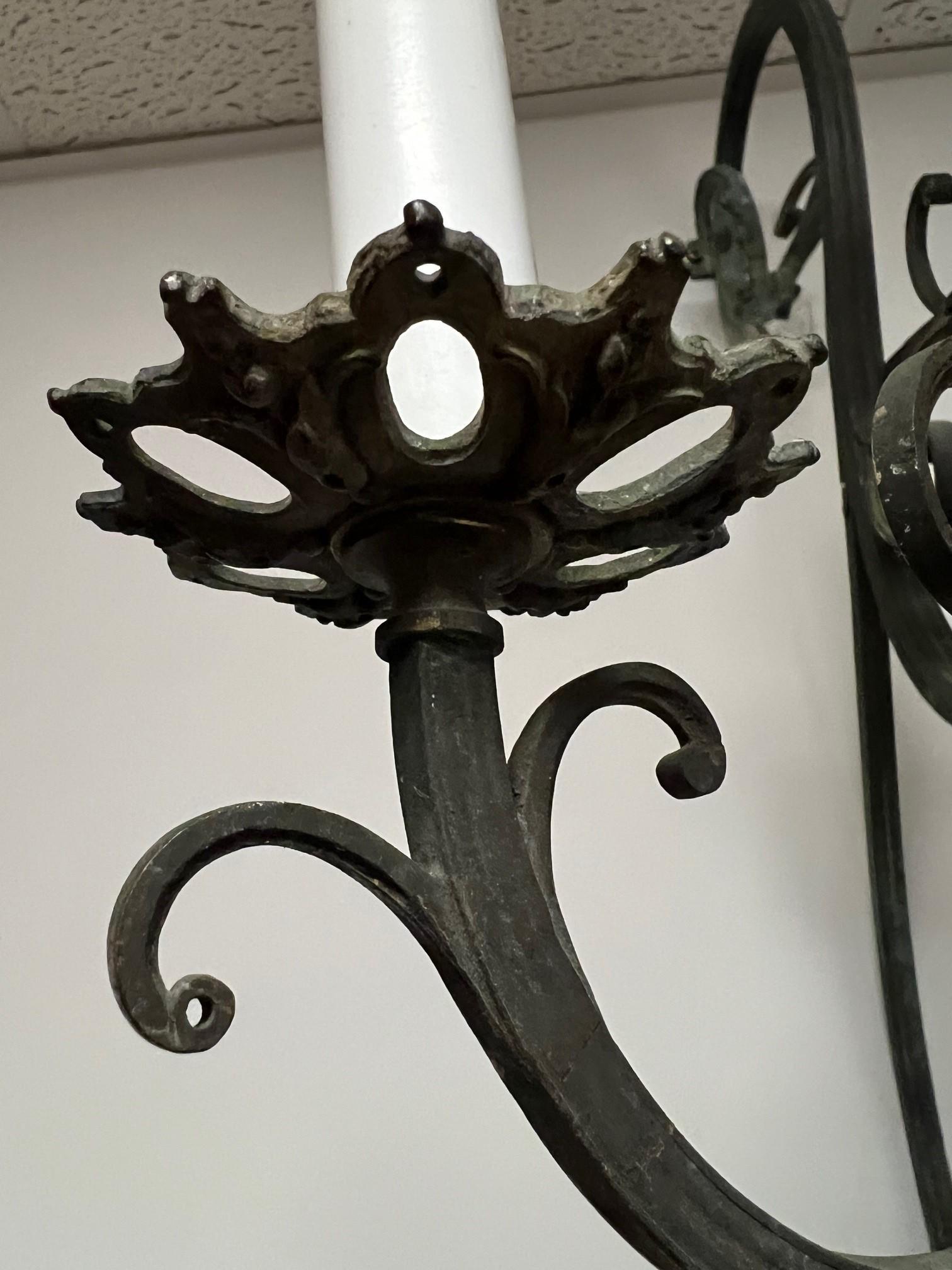 Aplique de pared de bronce de principios del siglo XX de 3 brazos y 4 luces en venta 10