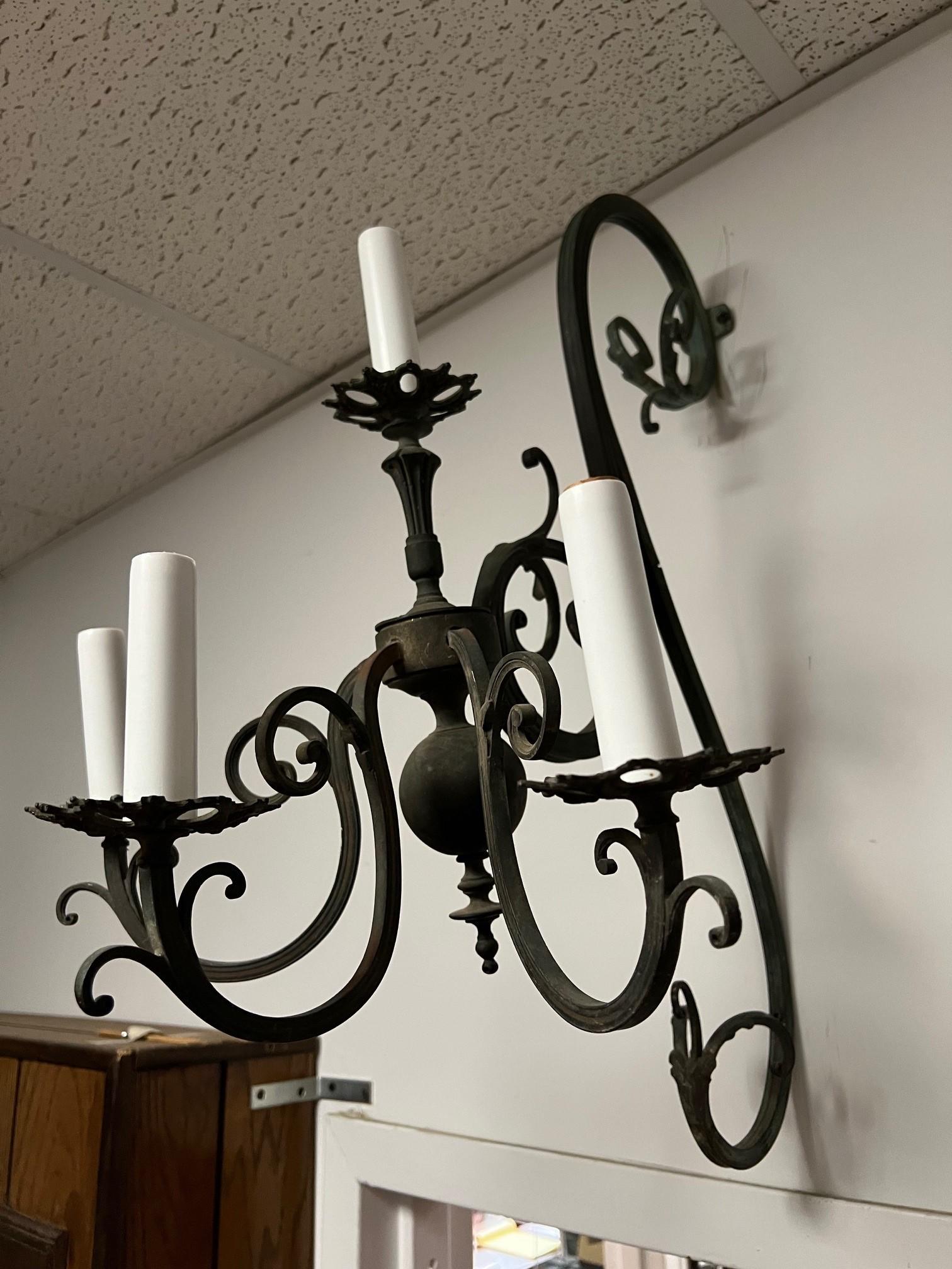 Aplique de pared de bronce de principios del siglo XX de 3 brazos y 4 luces en Bueno estado para la venta en Stamford, CT