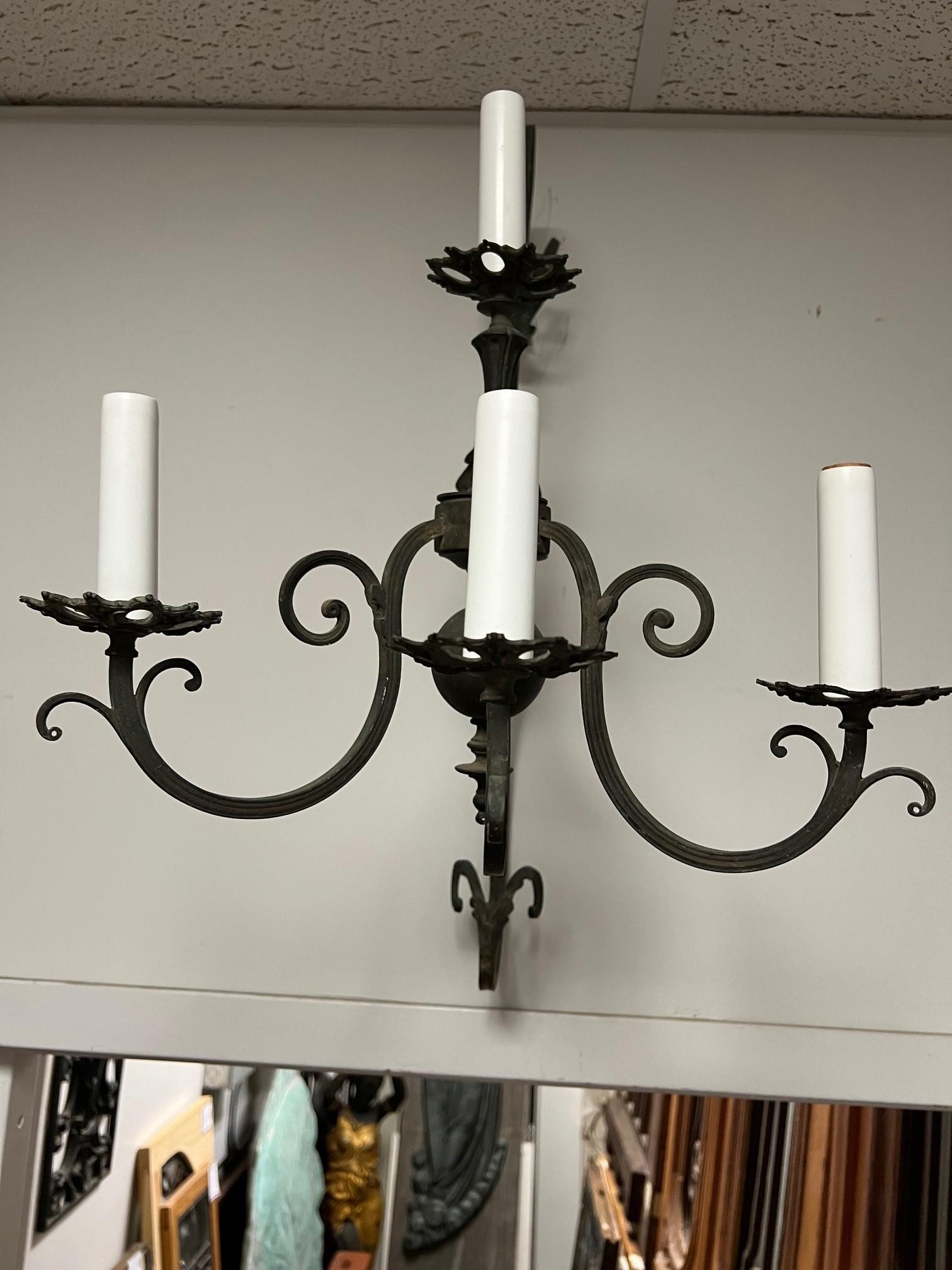 Aplique de pared de bronce de principios del siglo XX de 3 brazos y 4 luces Bronce en venta