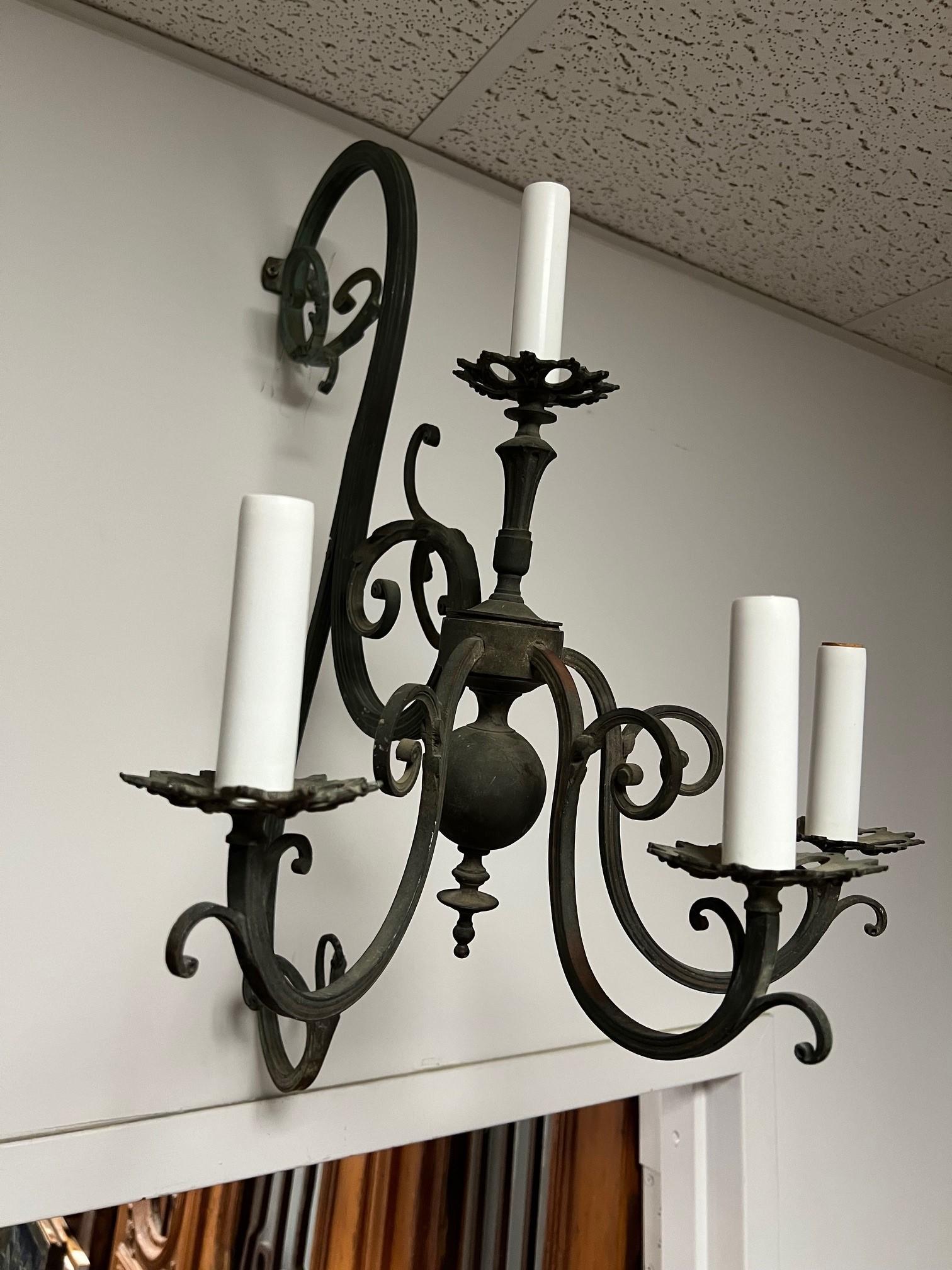 Aplique de pared de bronce de principios del siglo XX de 3 brazos y 4 luces en venta 1