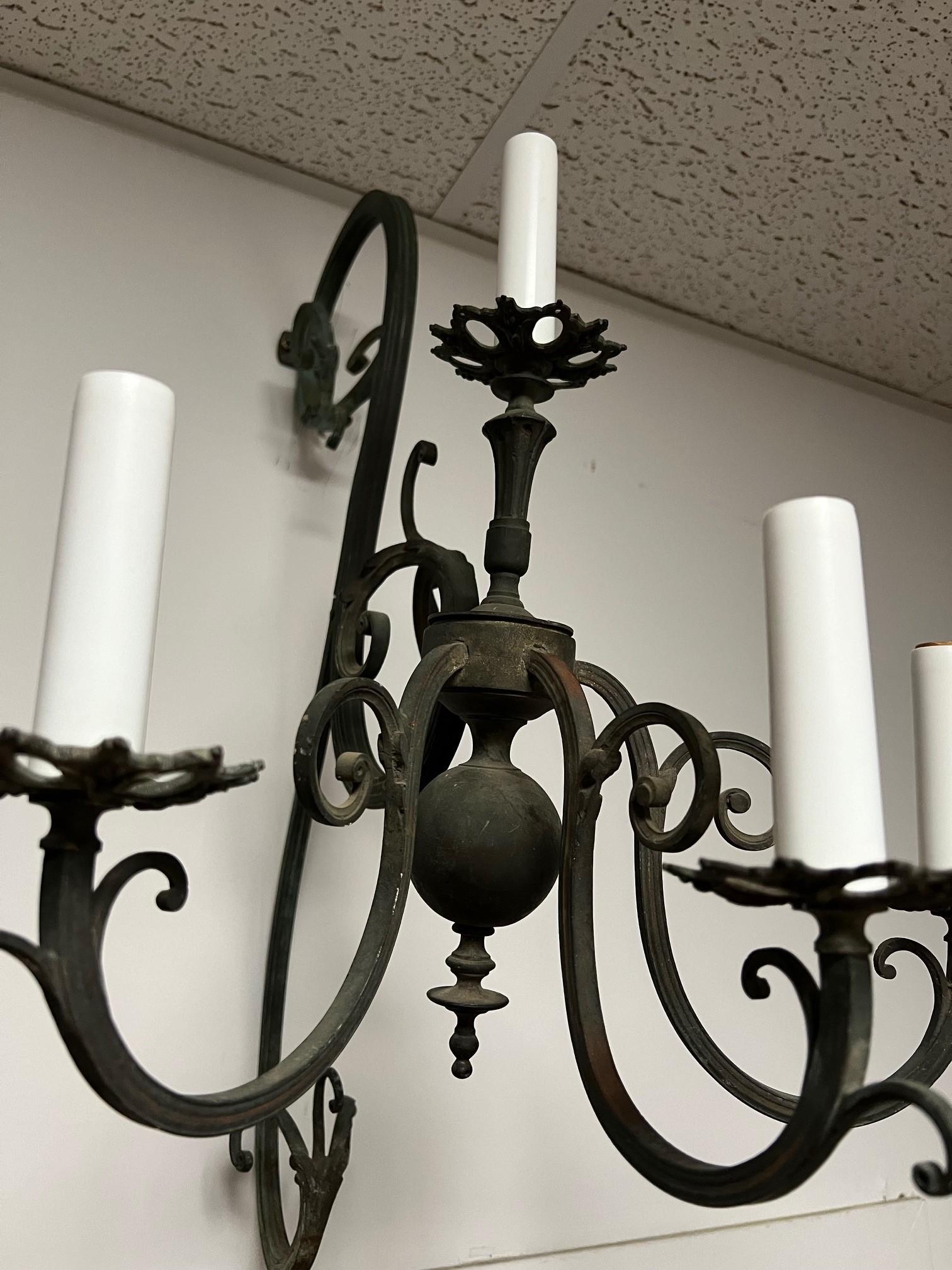Aplique de pared de bronce de principios del siglo XX de 3 brazos y 4 luces en venta 2