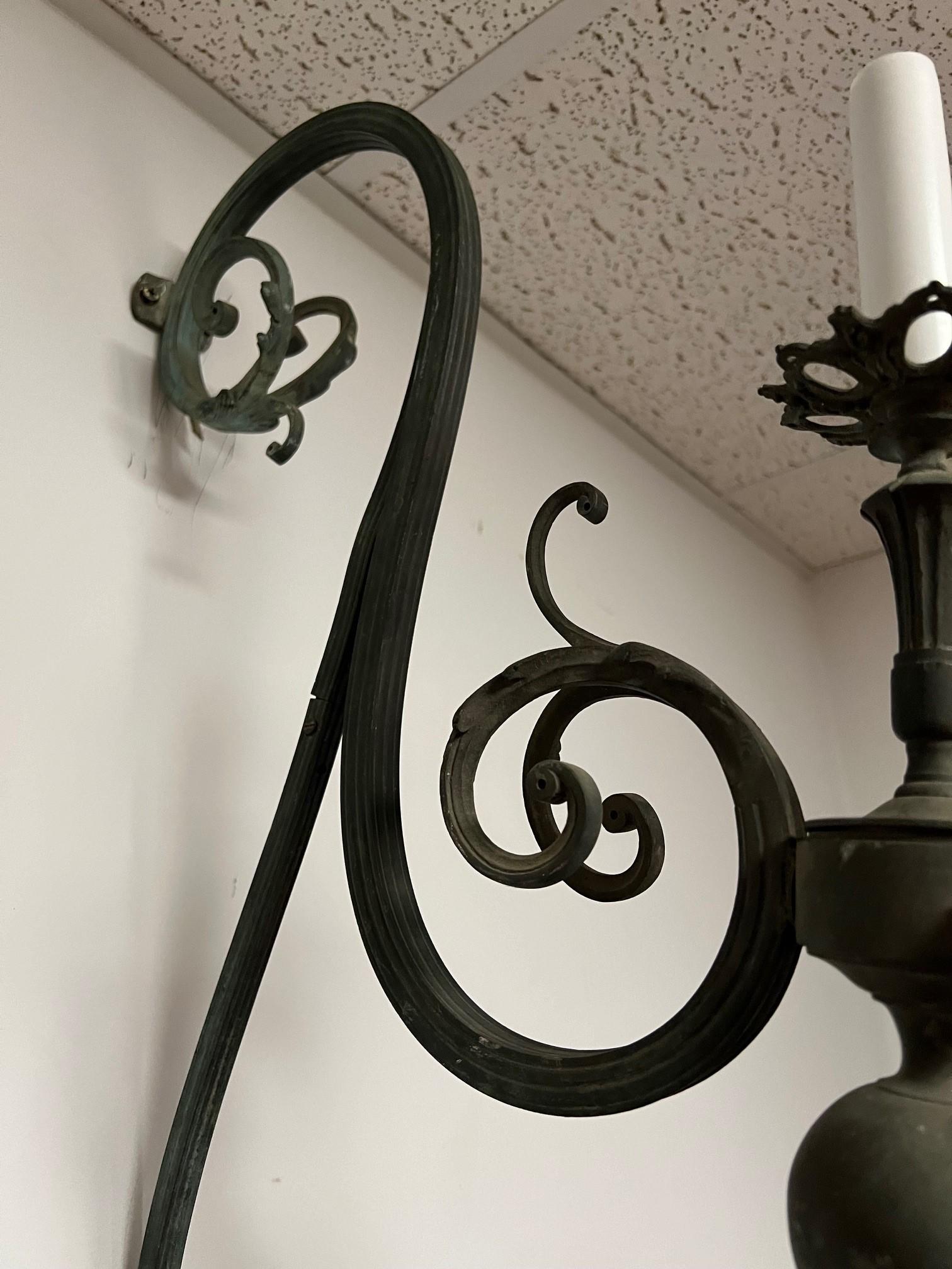 Aplique de pared de bronce de principios del siglo XX de 3 brazos y 4 luces en venta 5