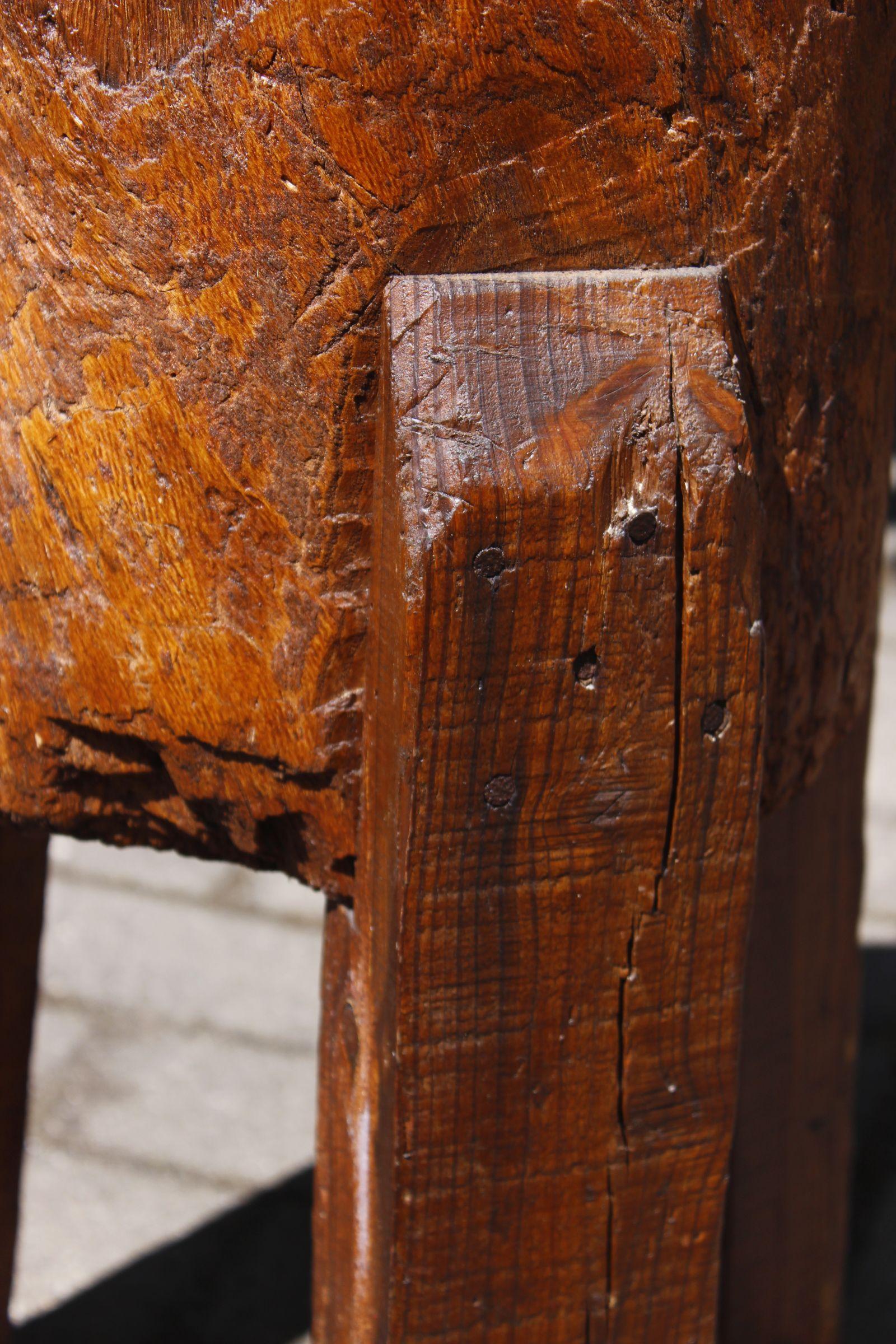 Early 20th century brutalist wood farm tripod chopping block Folk Art In Good Condition For Sale In STRASBOURG, FR