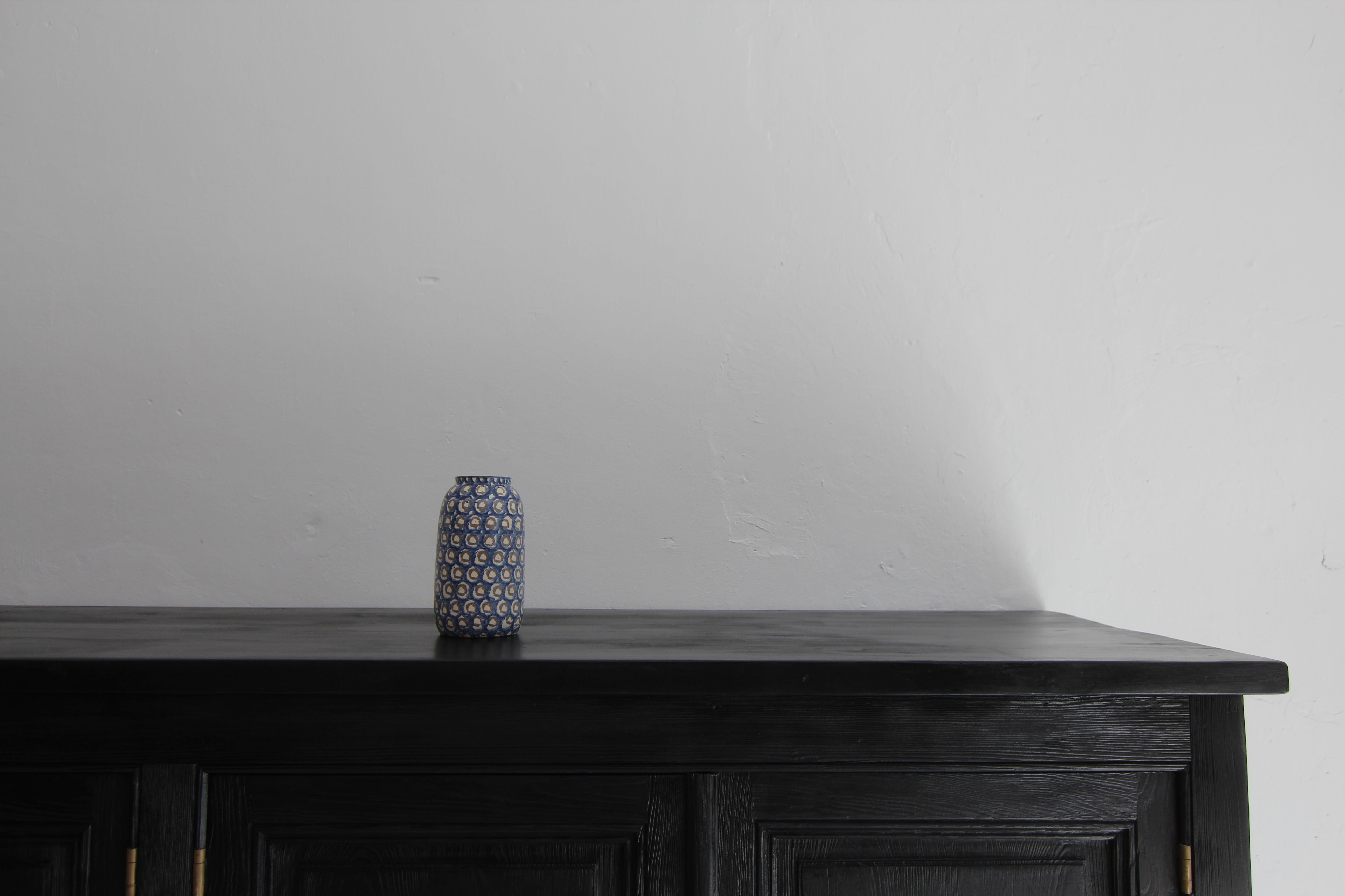 Vaso in ceramica di Bunzlau dell'inizio del XX secolo. 
Motivo - occhio di pavone antico - decorazione in spugna, punti concentrici in diversi colori 
Le ceramiche con questa decorazione hanno ricevuto la medaglia d'oro per le stoviglie senza cadmio
