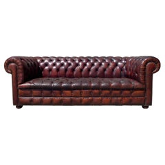 Chesterfield a tre posti in pelle color borgogna dei primi del Novecento