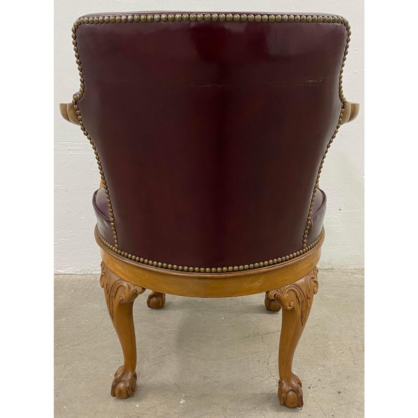 Chippendale Chaise pivotante en cuir bourgogne et en chêne sculpté du début du 20e siècle, vers 1920 en vente