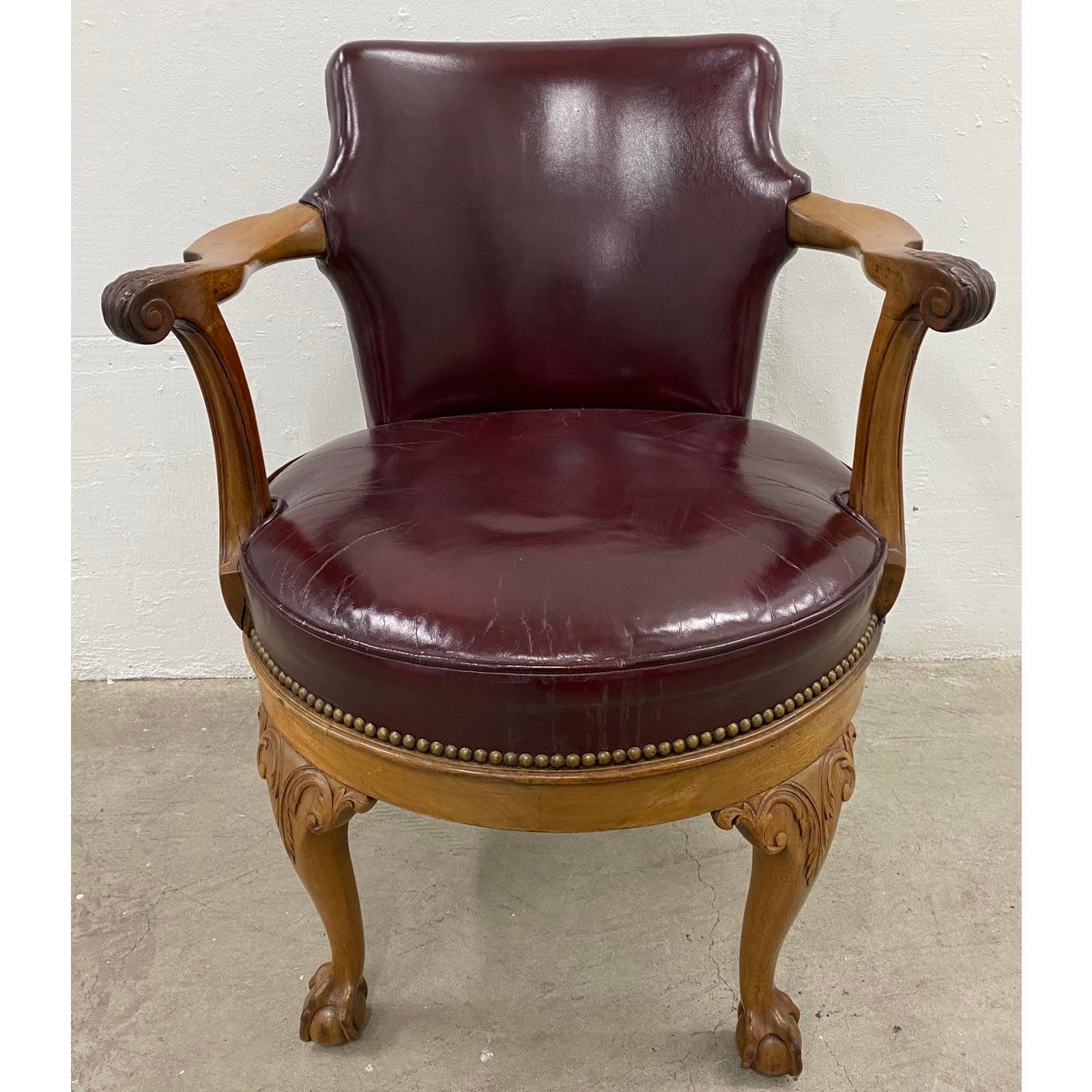 Cuir Chaise pivotante en cuir bourgogne et en chêne sculpté du début du 20e siècle, vers 1920 en vente