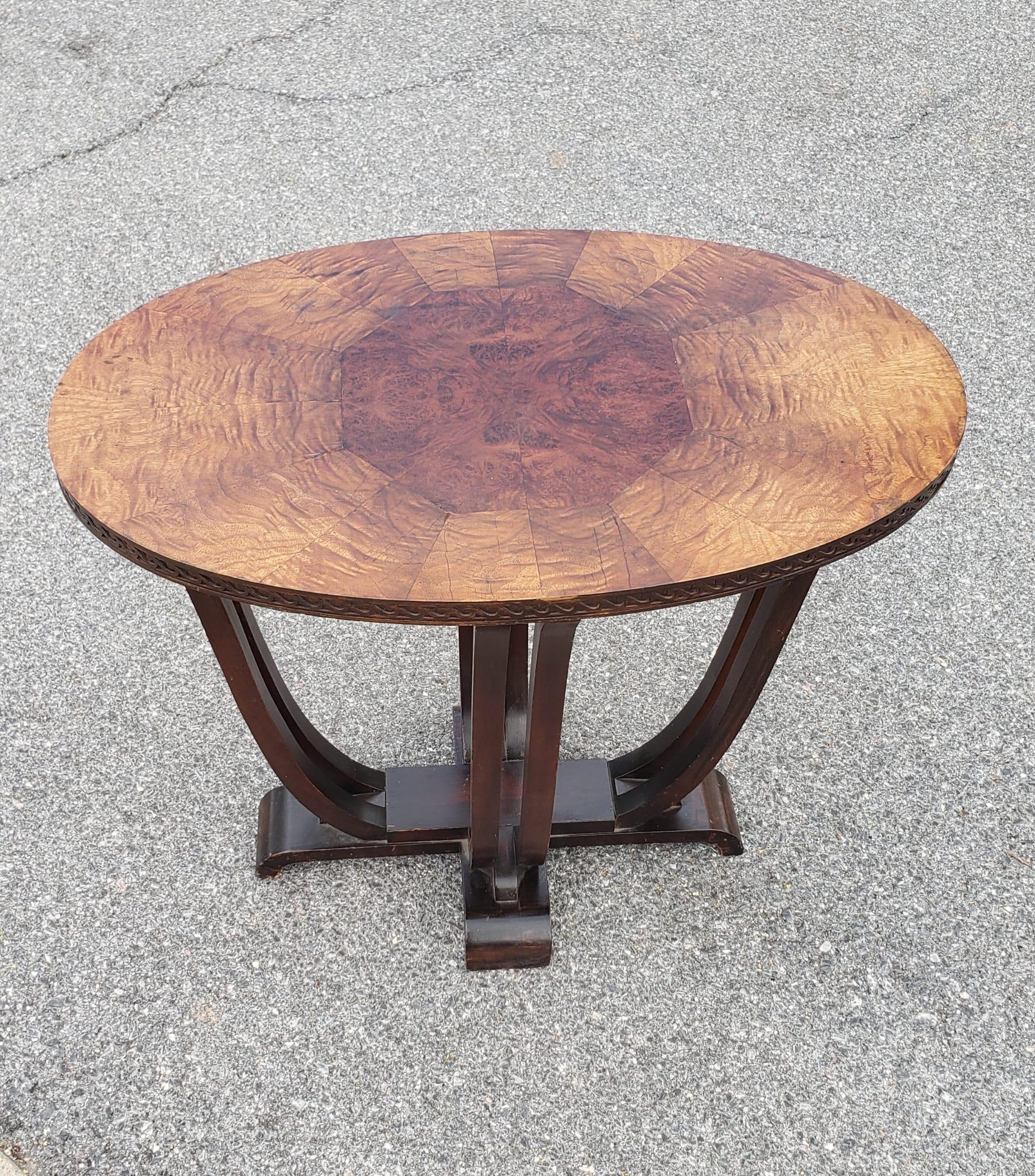 Ovaler Mitteltisch oder Beistelltisch aus Nussbaum-Maser des frühen 20. Der Tisch wurde im Laufe der Zeit aufgefrischt.
Misst 32