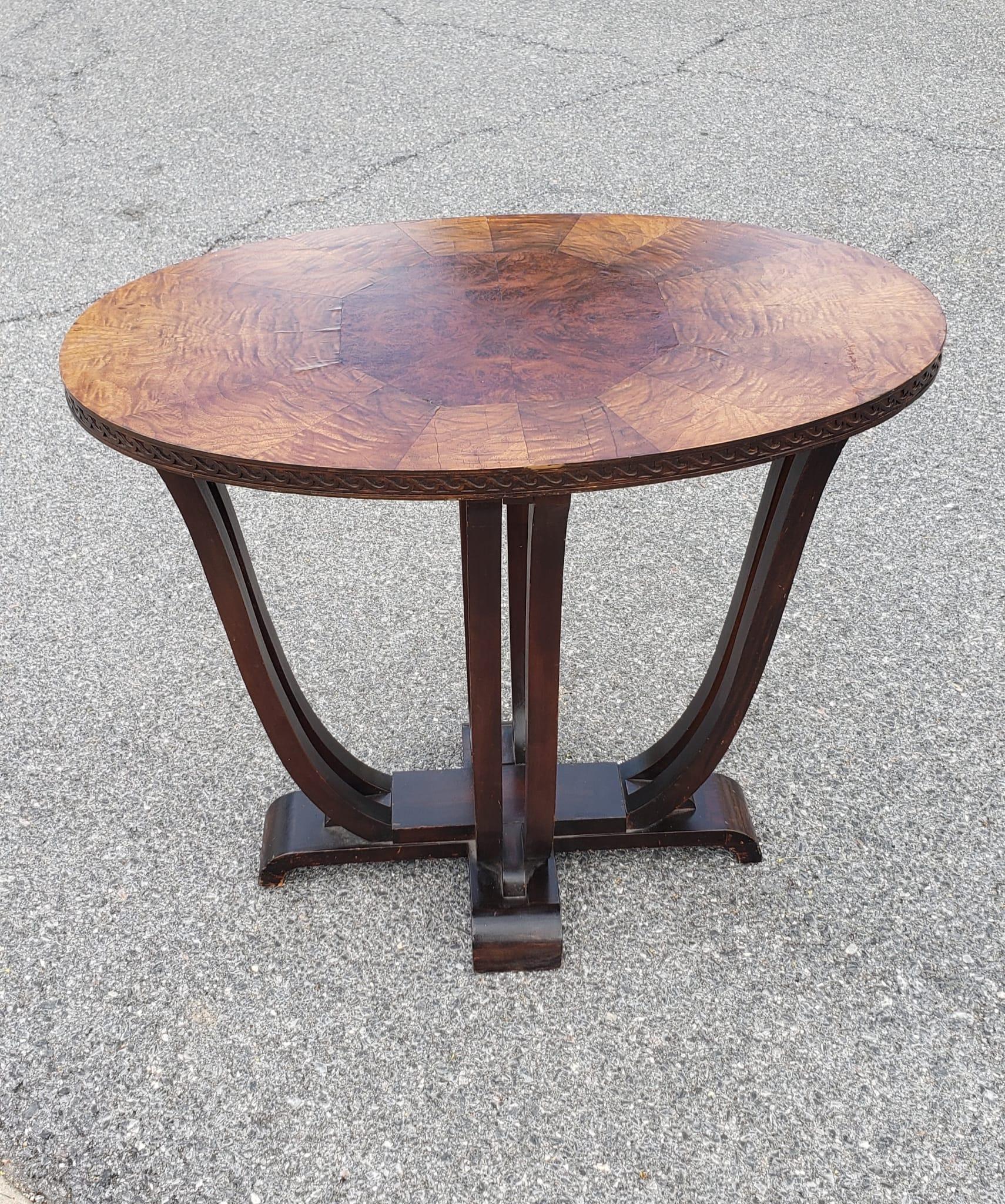 Ovaler Mitteltisch oder Beistelltisch aus Nussbaum-Maser des frühen 20. (Edwardian) im Angebot