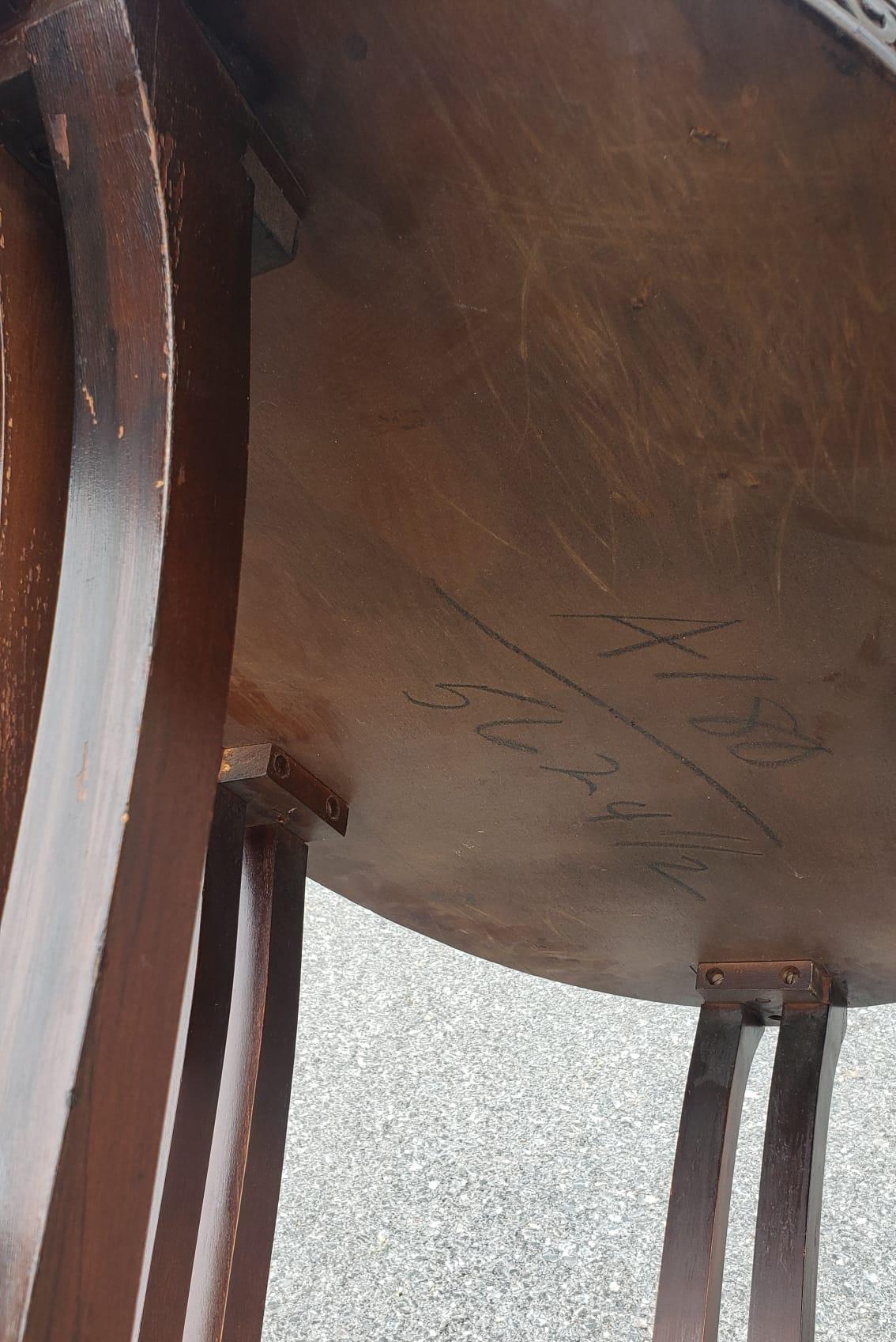 Ovaler Mitteltisch oder Beistelltisch aus Nussbaum-Maser des frühen 20. im Zustand „Gut“ im Angebot in Germantown, MD