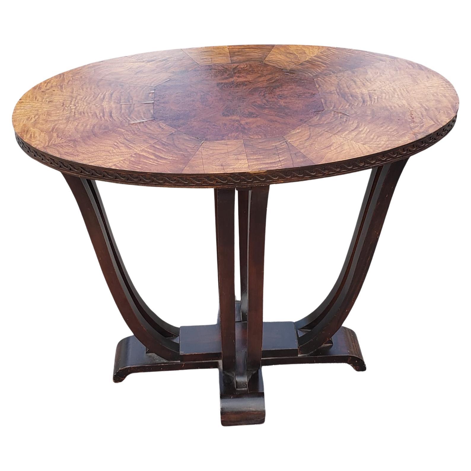 Ovaler Mitteltisch oder Beistelltisch aus Nussbaum-Maser des frühen 20.