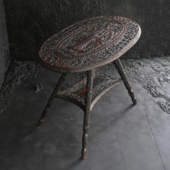 Birmanischer handgeschnitzter Beistelltisch aus dem frühen 20.