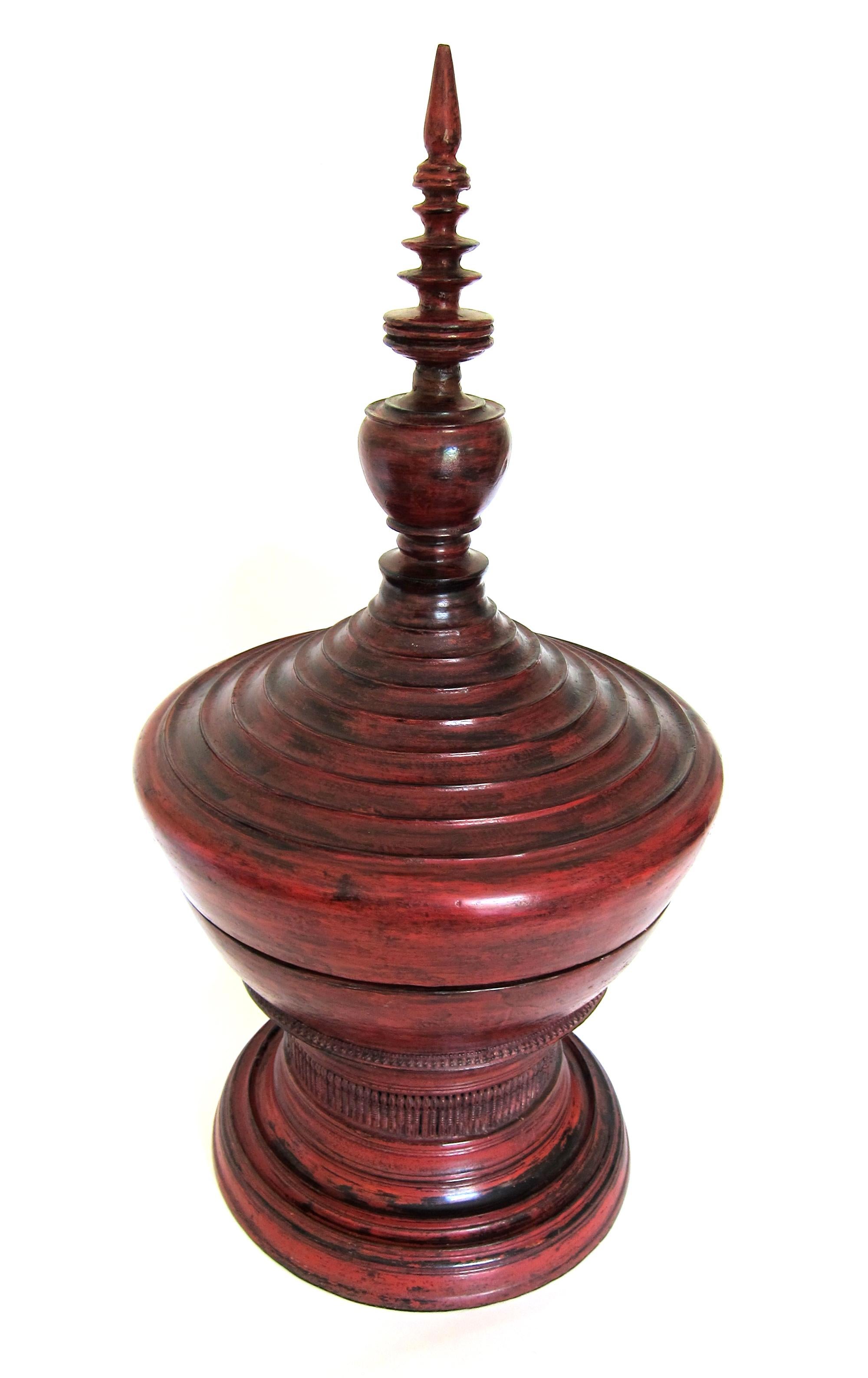 Birman Vase à offrandes Hsun Ok en laque birmane du début du XXe siècle en vente