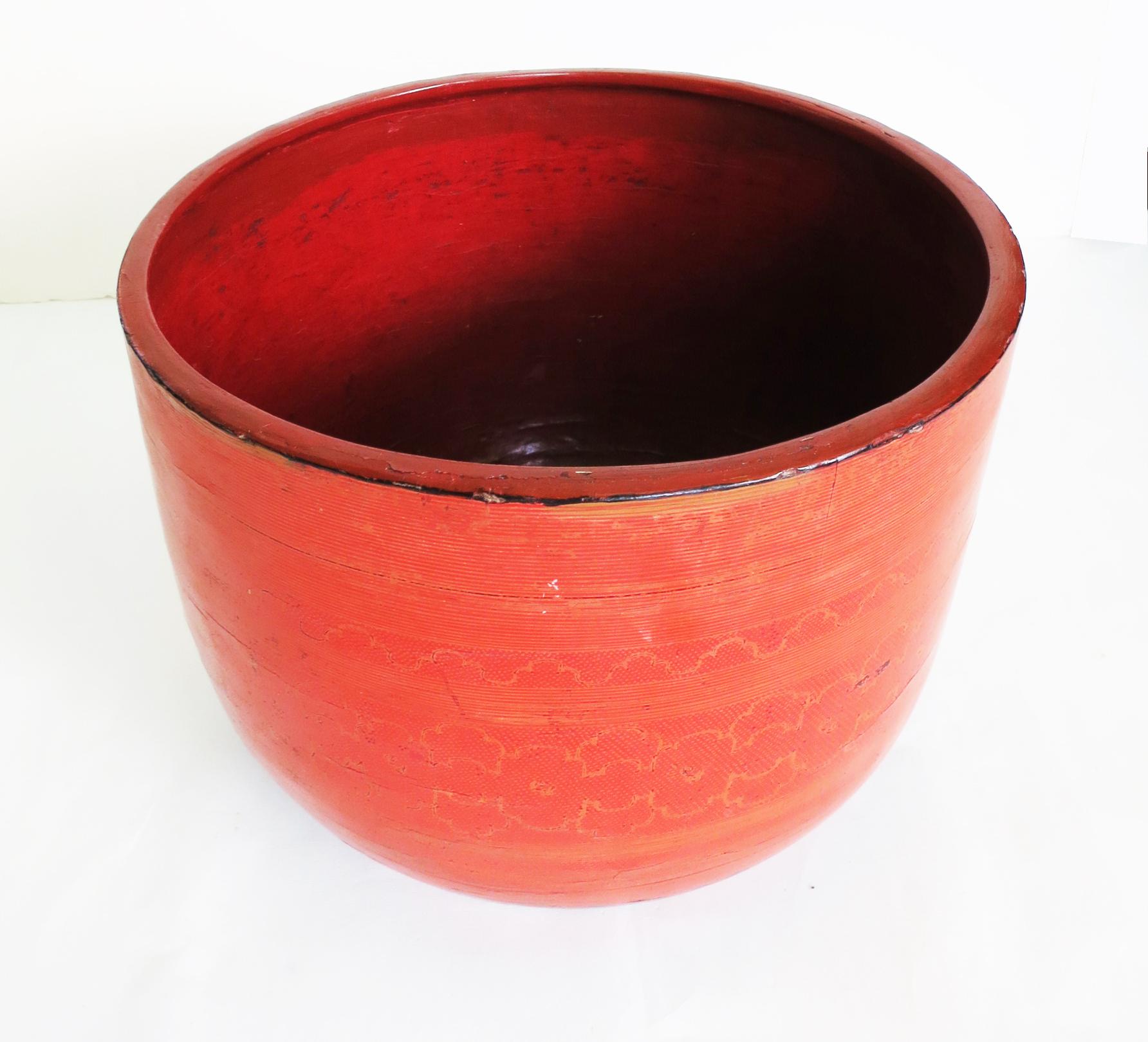 Hand-Crafted Early 20th Century Burmese Lacquered Water Bowl, 