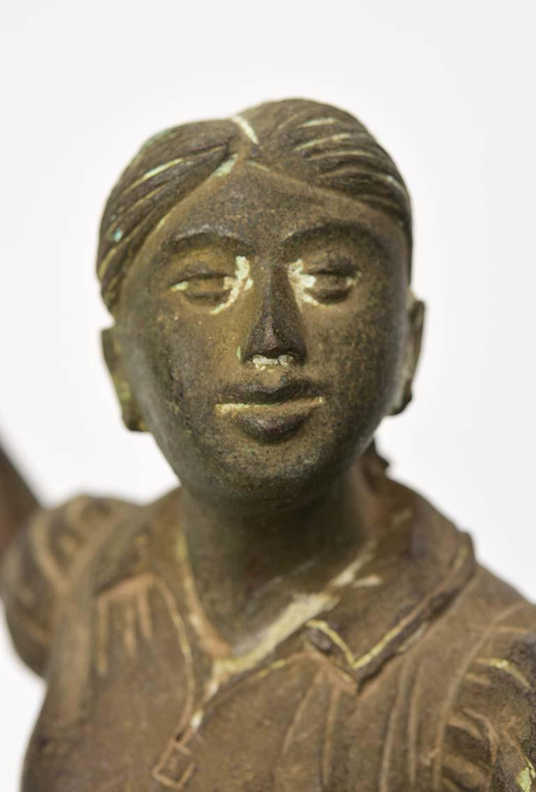 Frühes 20. Jahrhundert, birmanische Vintage-Bronzefigur eines Athleten (Handgeschnitzt) im Angebot