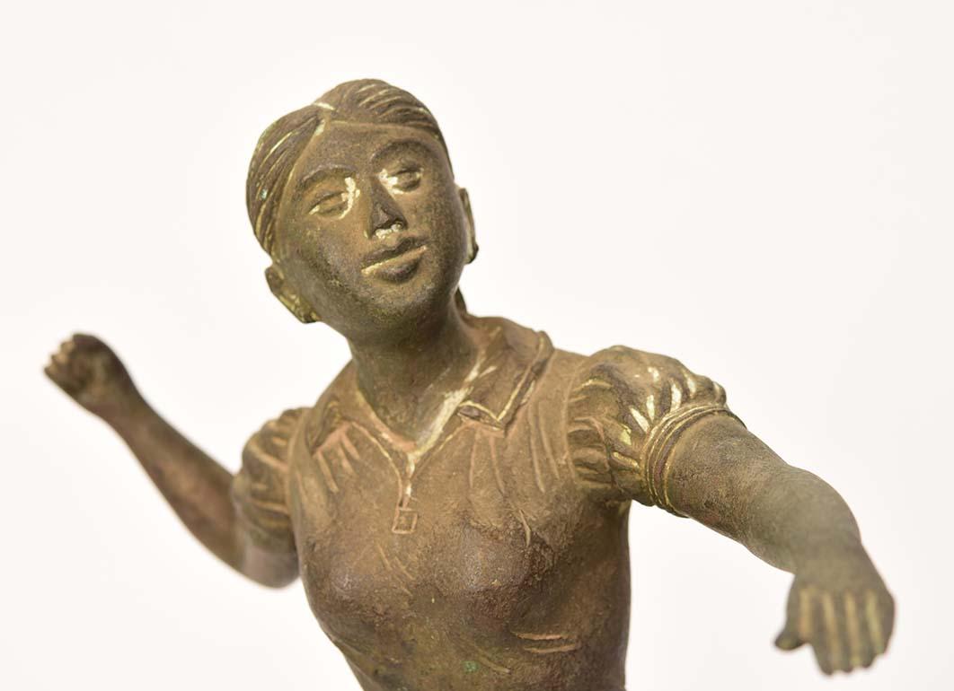 Frühes 20. Jahrhundert, birmanische Vintage-Bronzefigur eines Athleten im Zustand „Gut“ im Angebot in Sampantawong, TH
