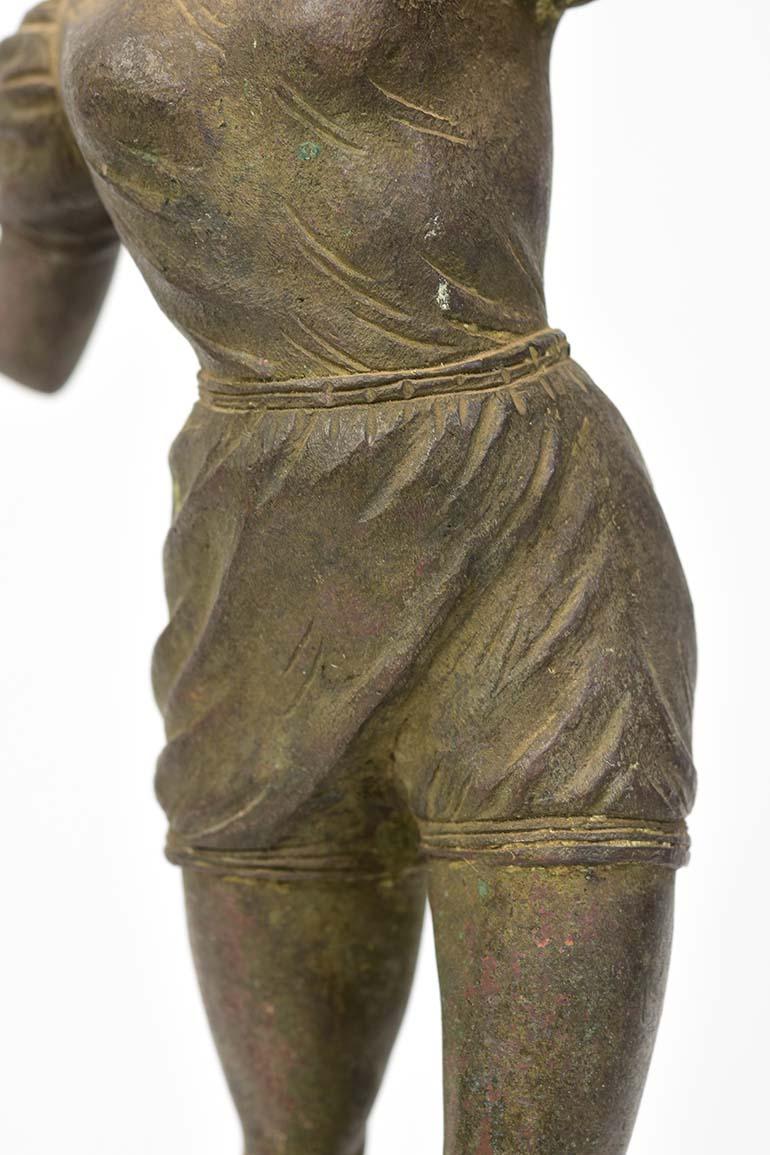 Frühes 20. Jahrhundert, birmanische Vintage-Bronzefigur eines Athleten im Angebot 1