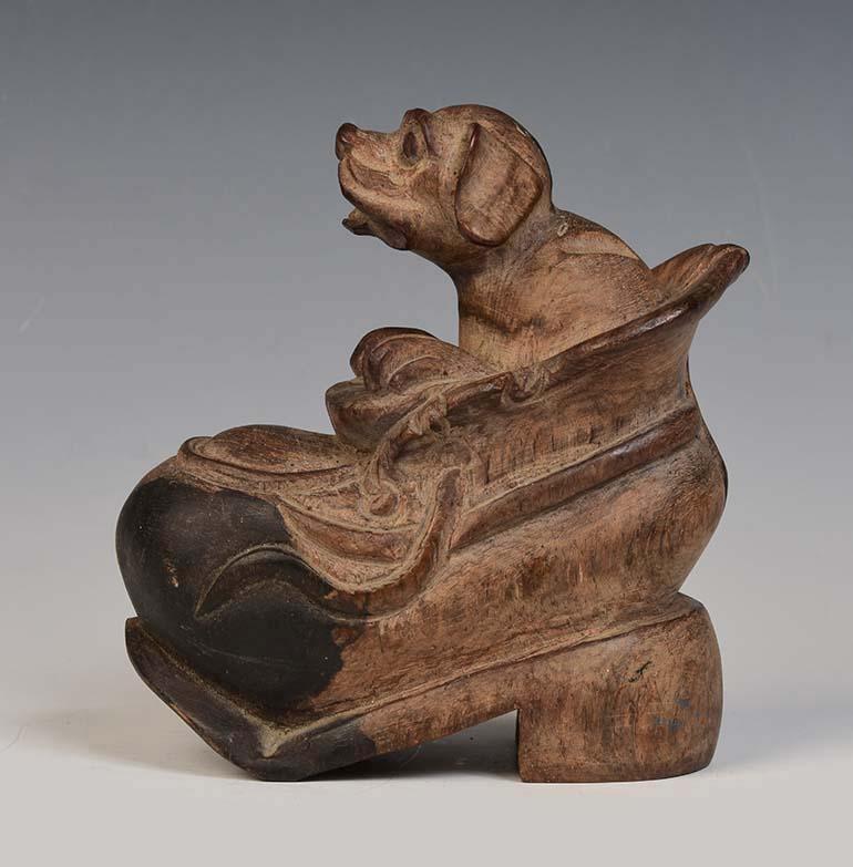 Early 20th Century, Burmese Wooden Dog In Good Condition For Sale In Sampantawong, TH