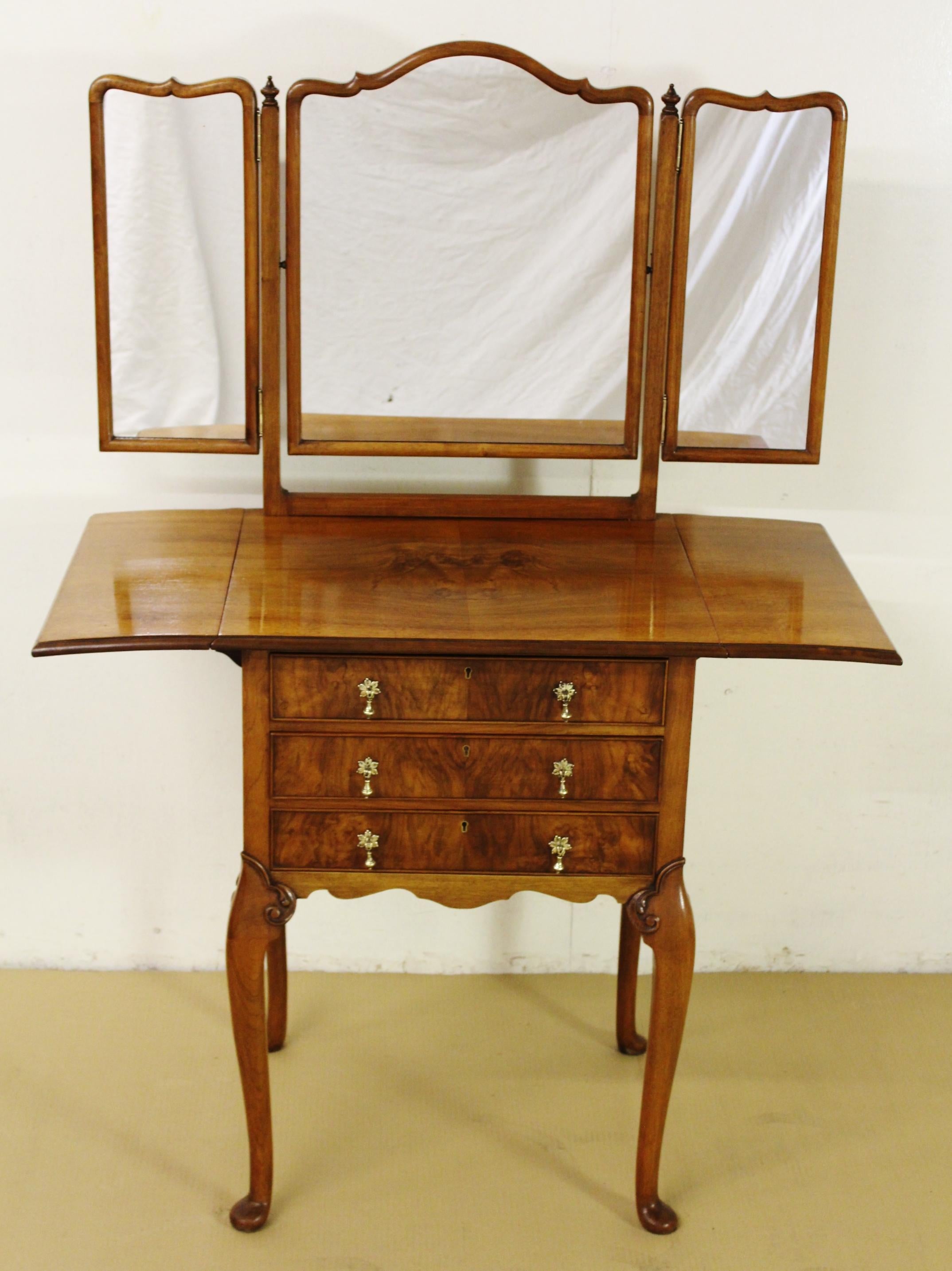 Early 20th Century Burr Walnut Dressing Chest For Sale 10