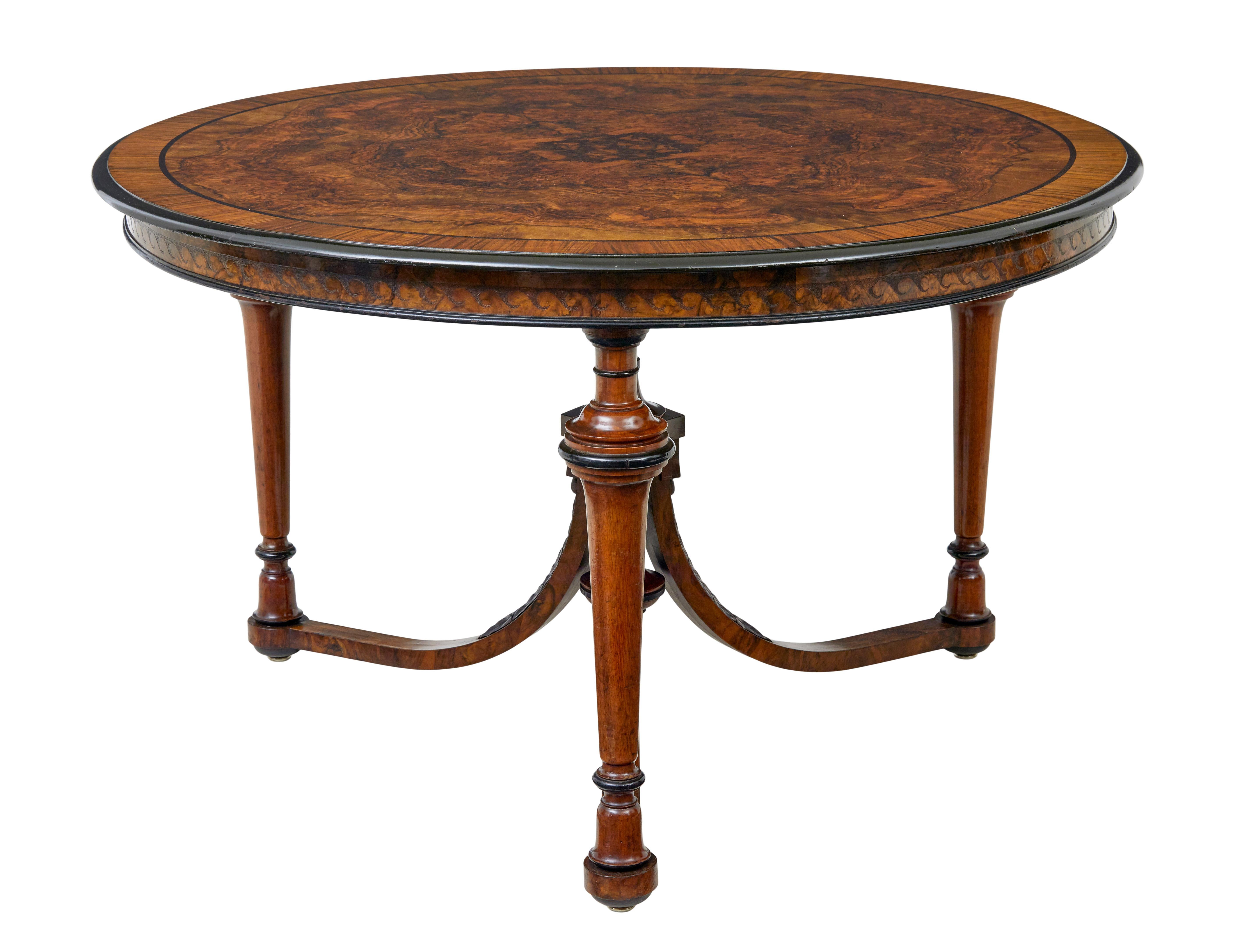 Table d'appoint en ronce de noyer du début du XXe siècle, vers 1900.

Nous avons le plaisir de vous proposer cette élégante table basse d'appoint.

Le plateau circulaire est composé de placages de ronce de noyer assortis qui mettent en valeur le