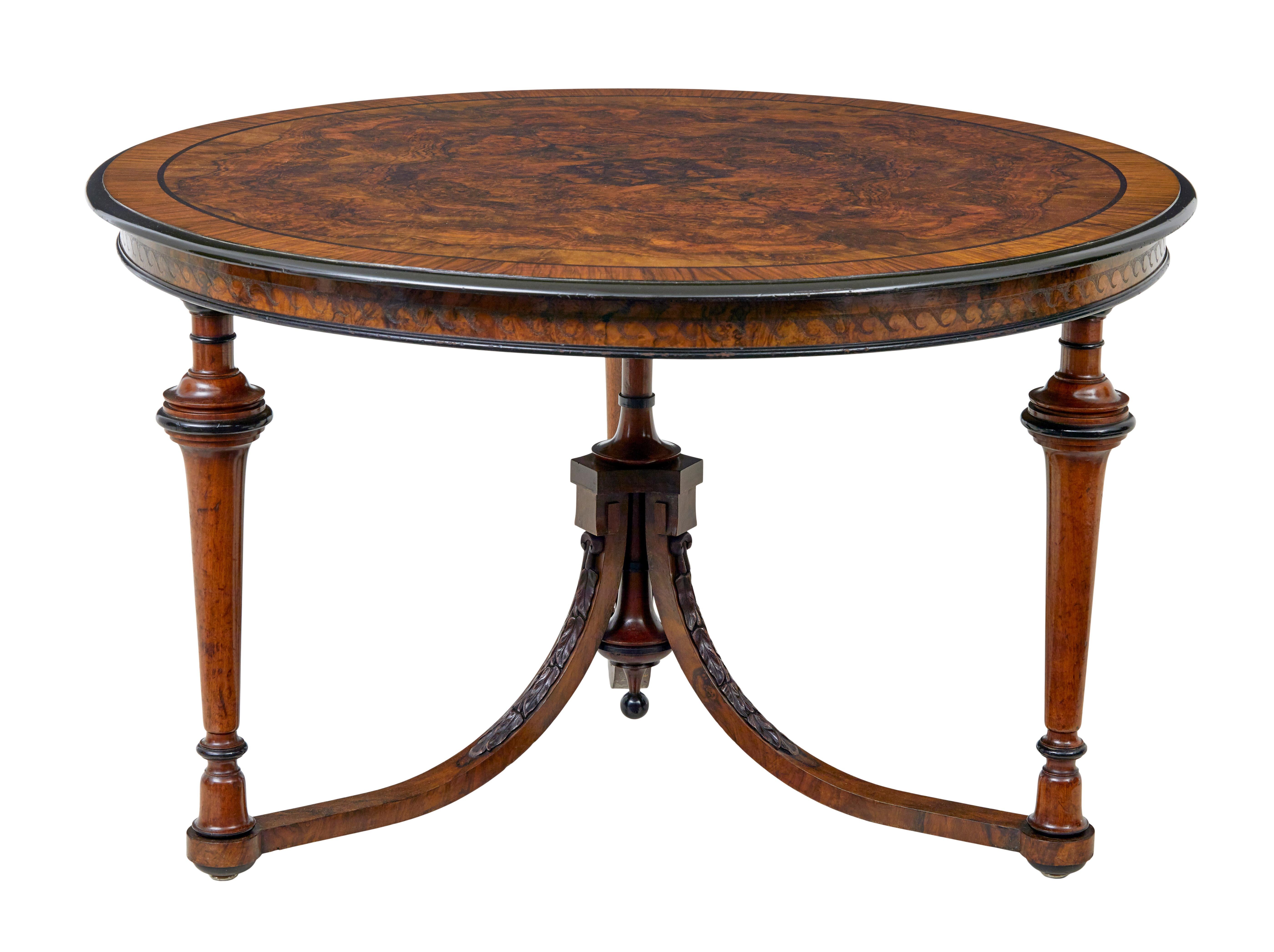 Victorien Table d'appoint en ronce de noyer du début du 20e siècle en vente