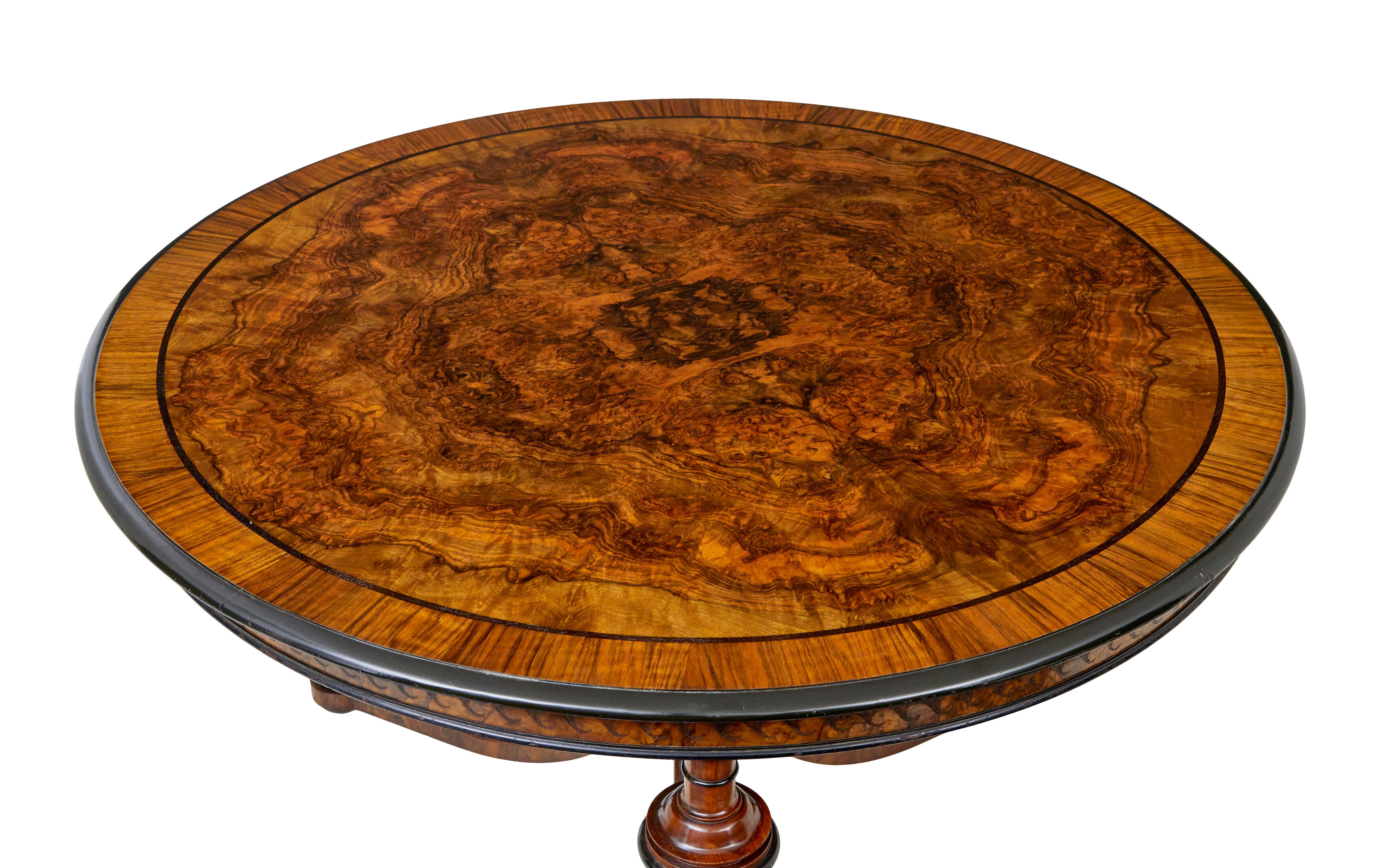 Sculpté à la main Table d'appoint en ronce de noyer du début du 20e siècle en vente