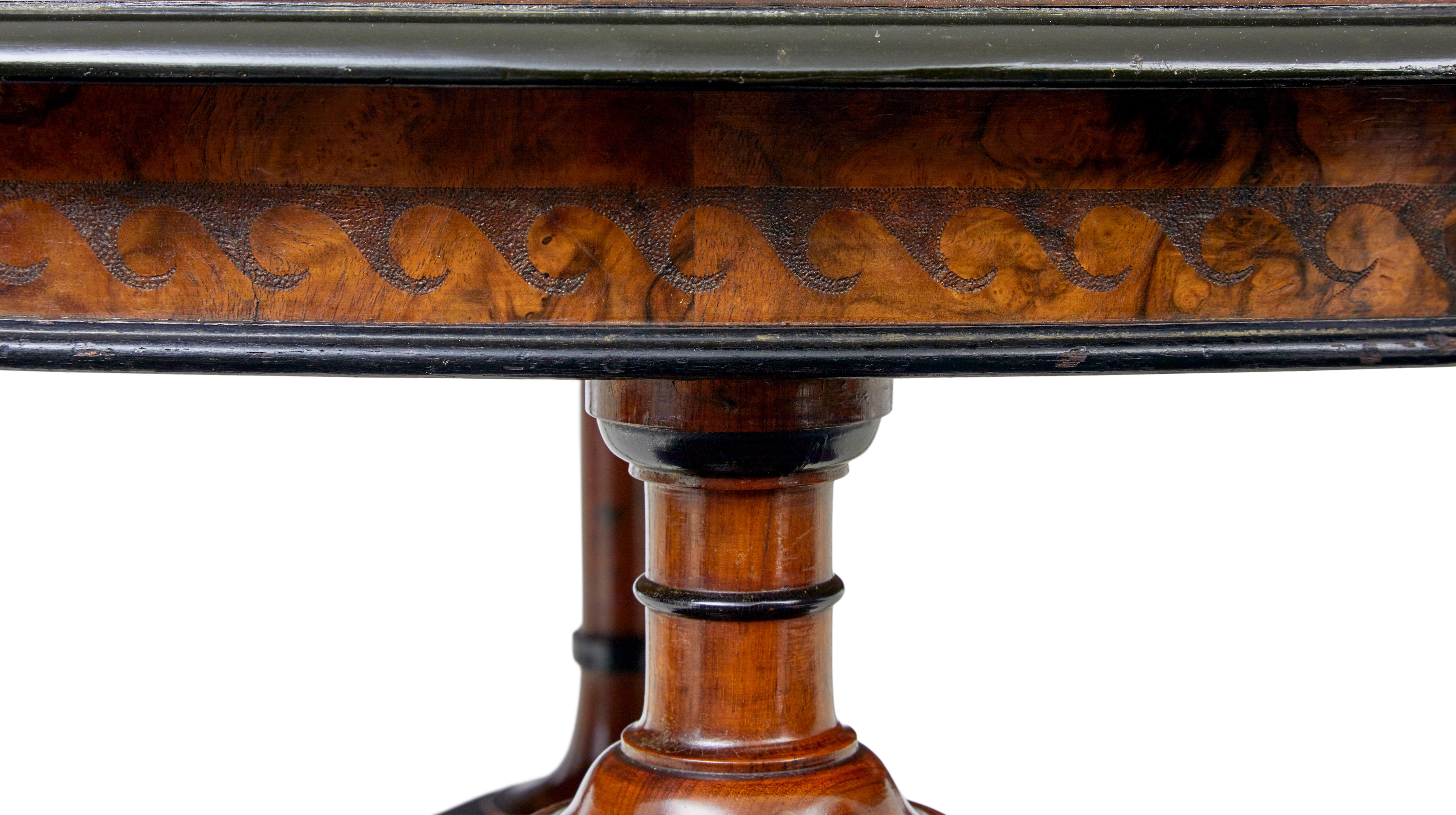 20ième siècle Table d'appoint en ronce de noyer du début du 20e siècle en vente