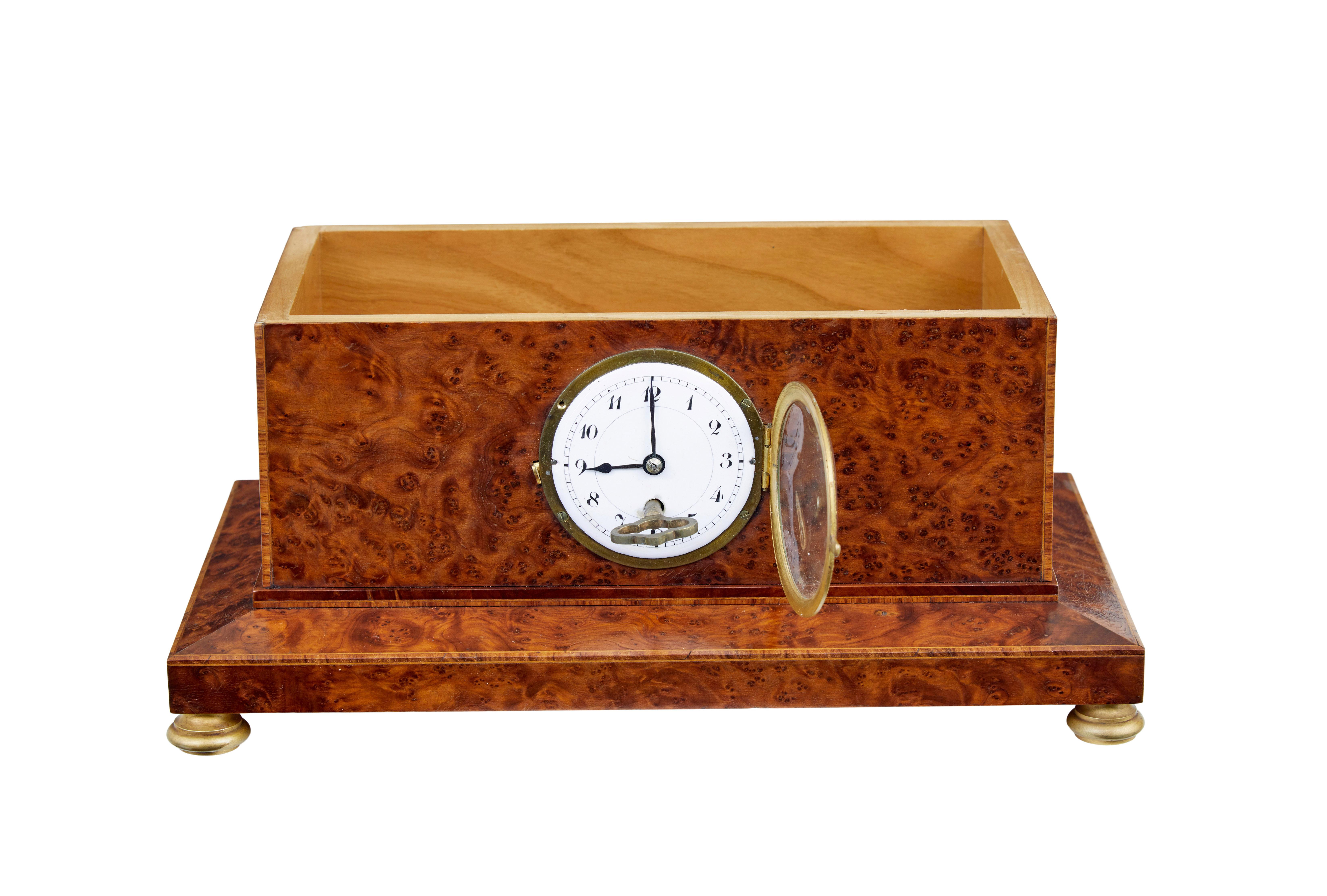 Boîte de bureau en loupe d'if du début du 20e siècle avec horloge vers 1920.

Boîte à cigares en loupe d'if de style Empire avec horloge.  Le couvercle est orné d'une monture en bronze doré et repose sur des pieds en bronze doré.  Cadran d'horloge